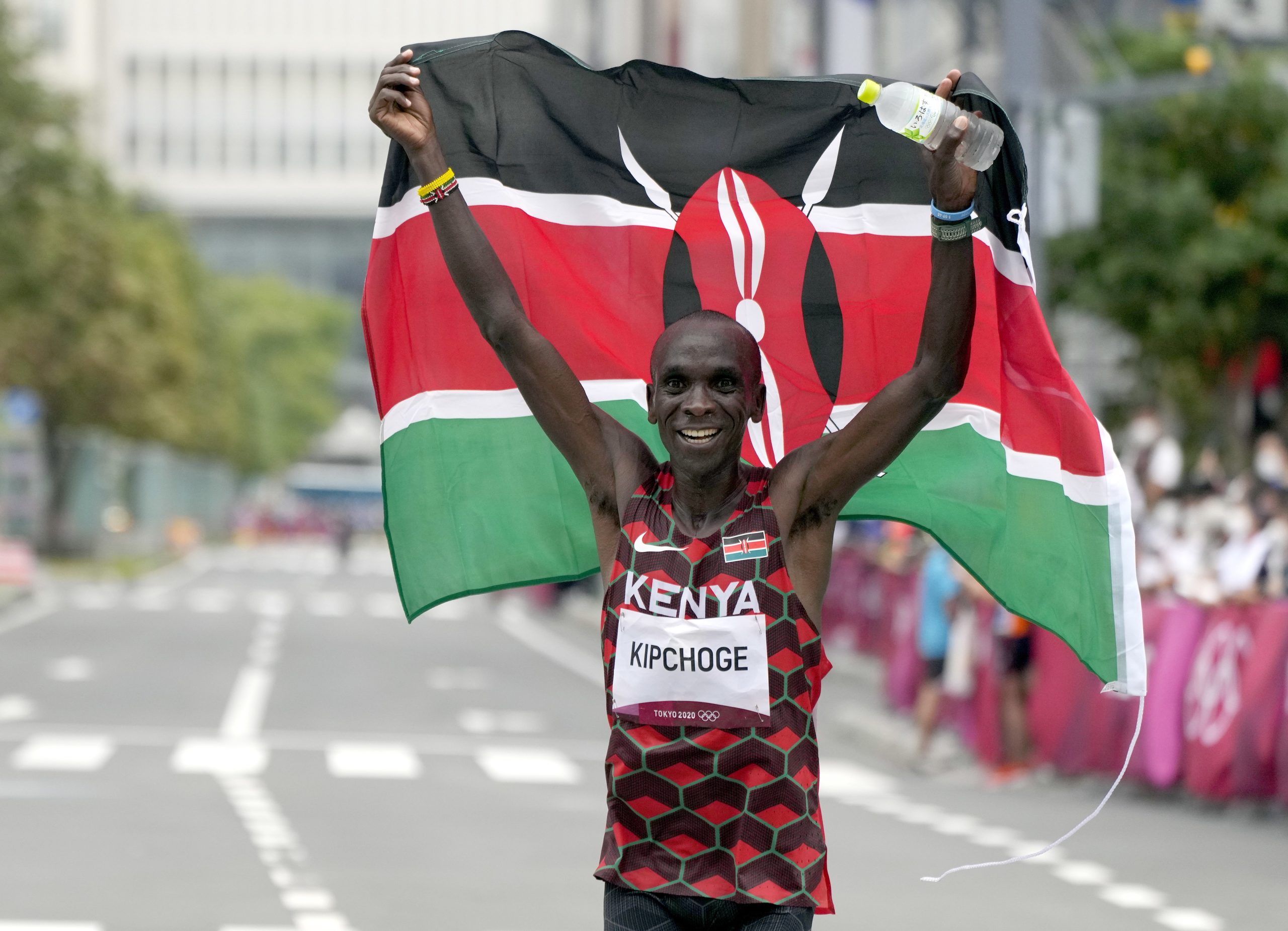 Queniano Kipchoge renova o título na maratona