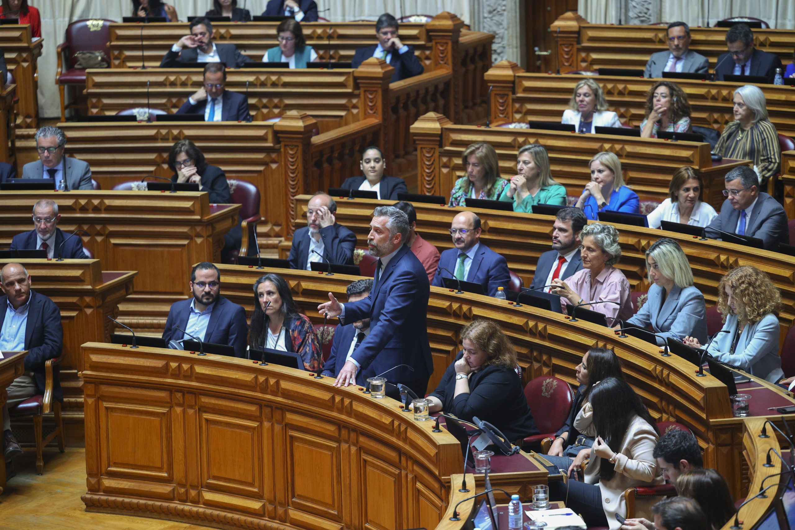 Oposição acusa Montenegro de estar em campanha e critica falta de medidas para saúde