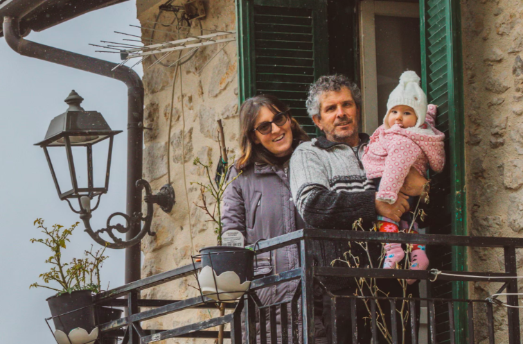 Lara, a bebé que trouxe vida a uma aldeia italiana onde ninguém nascia há 30 anos