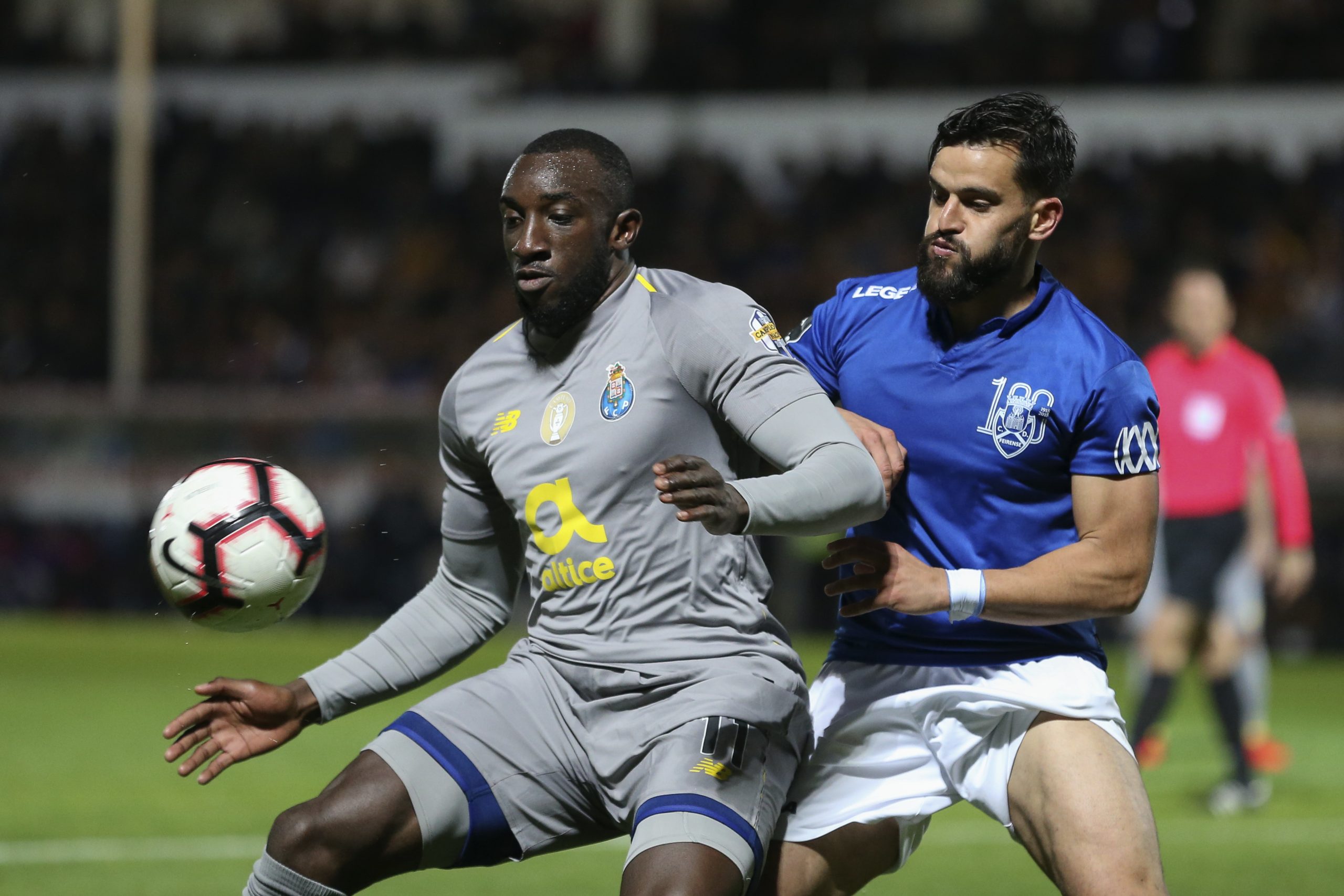 FC Porto vence lanterna-vermelha Feirense e sobe à liderança da I Liga