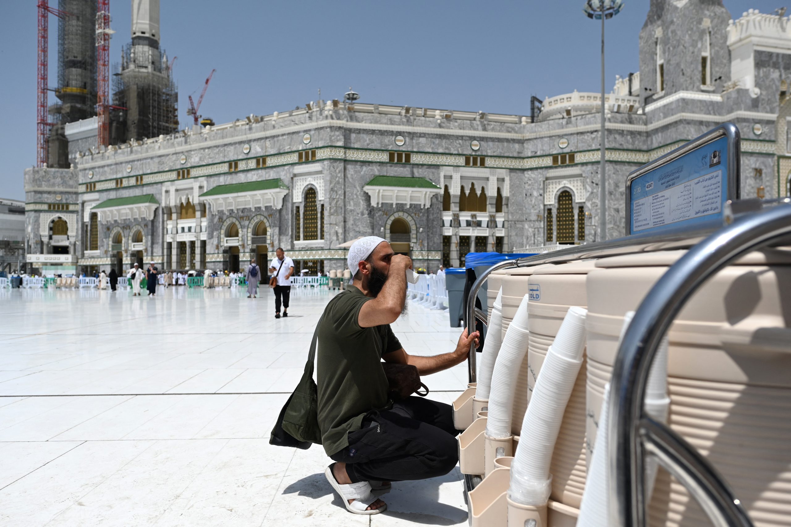 Milhões de fiéis iniciam peregrinação a Meca, sob o calor da Arábia Saudita