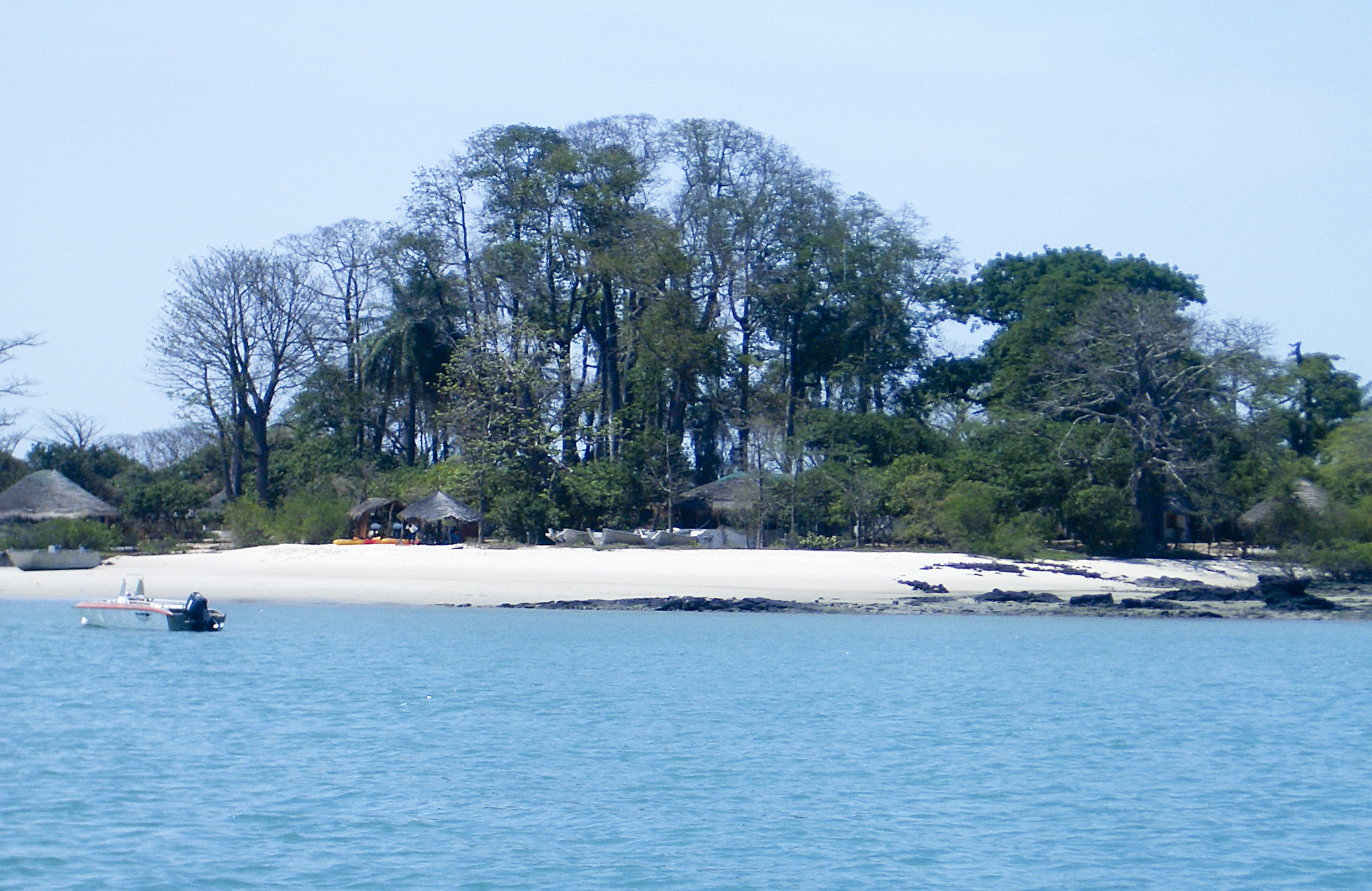 Dois portugueses passam noite no mar da Guiné-Bissau à espera de socorro