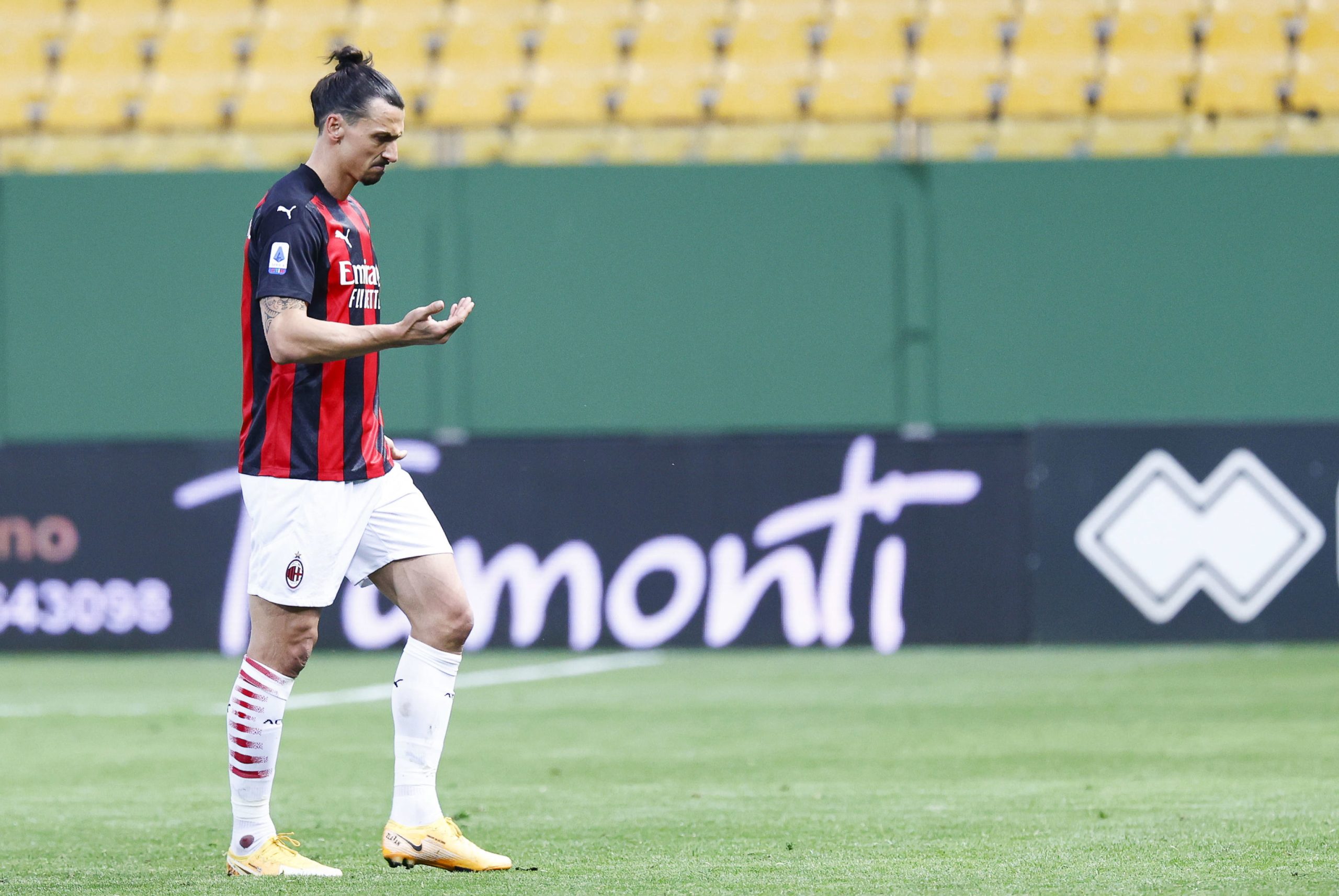À beira dos 40 anos, Ibrahimovic renova com AC Milan