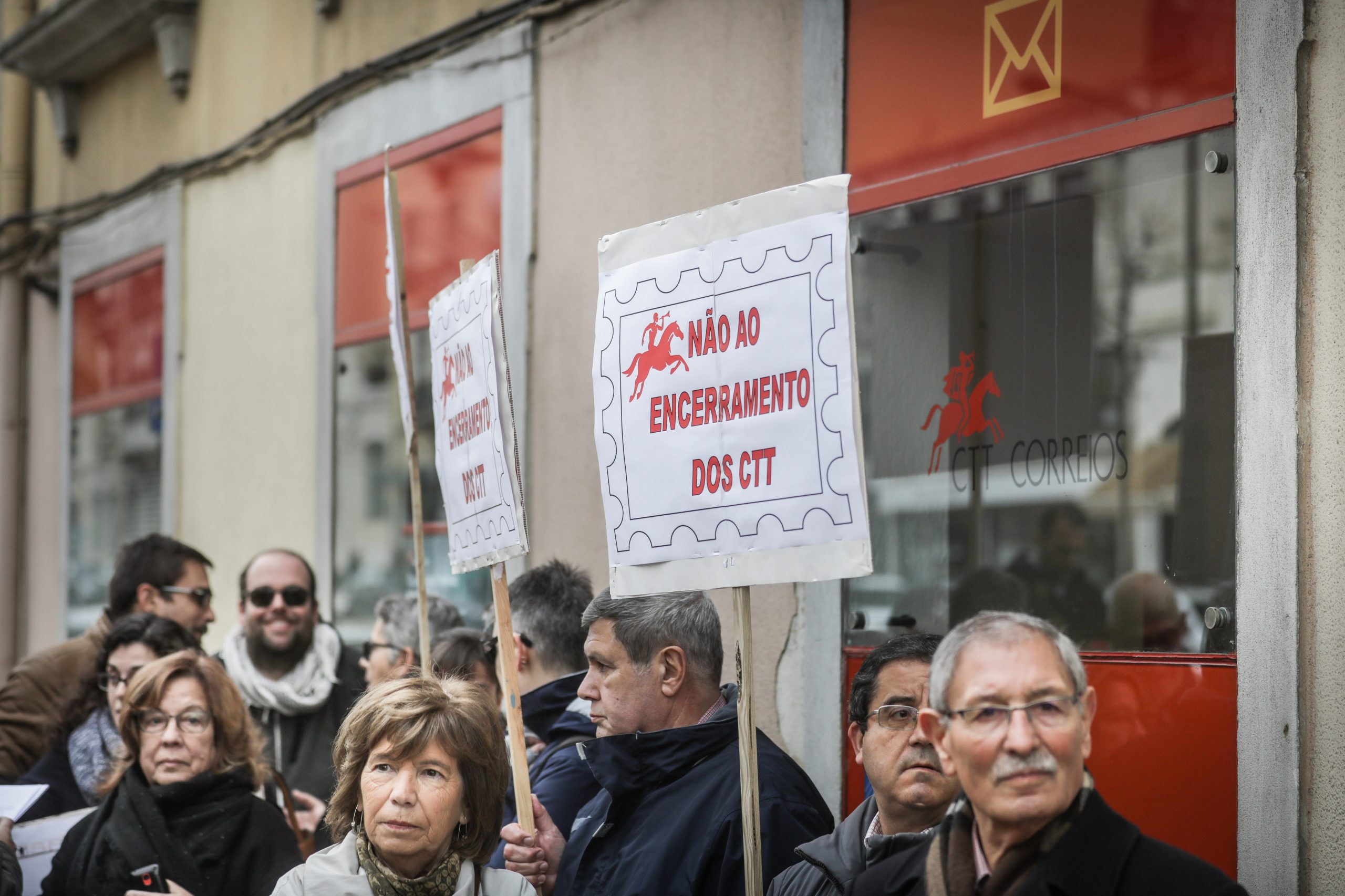 “Os CTT são do povo”. Três dezenas protestam contra encerramento dos CTT no Socorro, em Lisboa