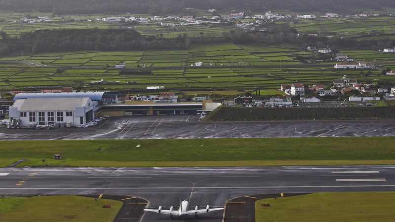Lado a lado, Rangel não falou, mas Marcelo diz que Governo acompanha “com proximidade” uso da Base das Lajes