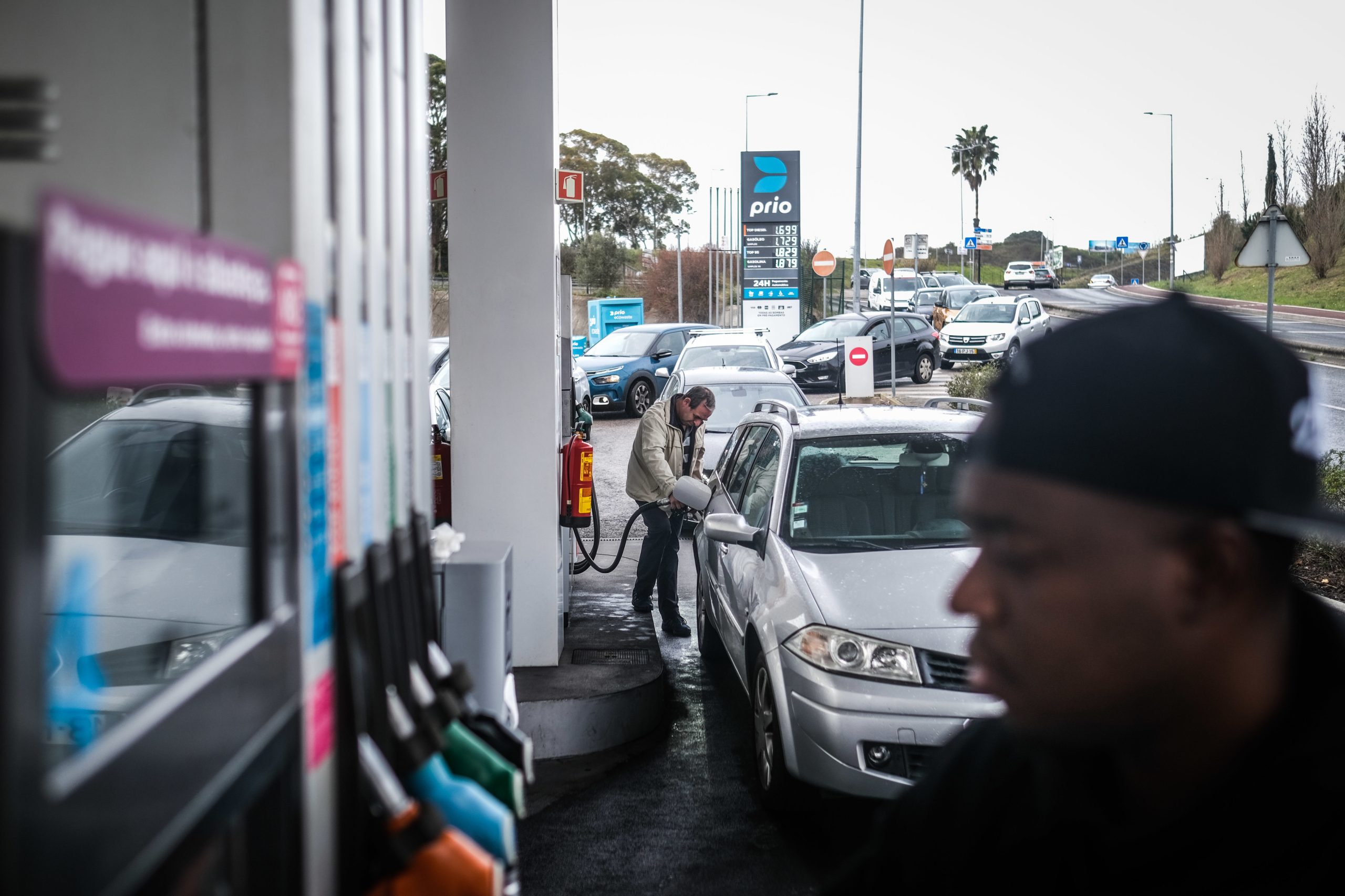 Preço eficiente do gasóleo aproxima-se de 2 euros após subida das cotações, segundo a ERSE