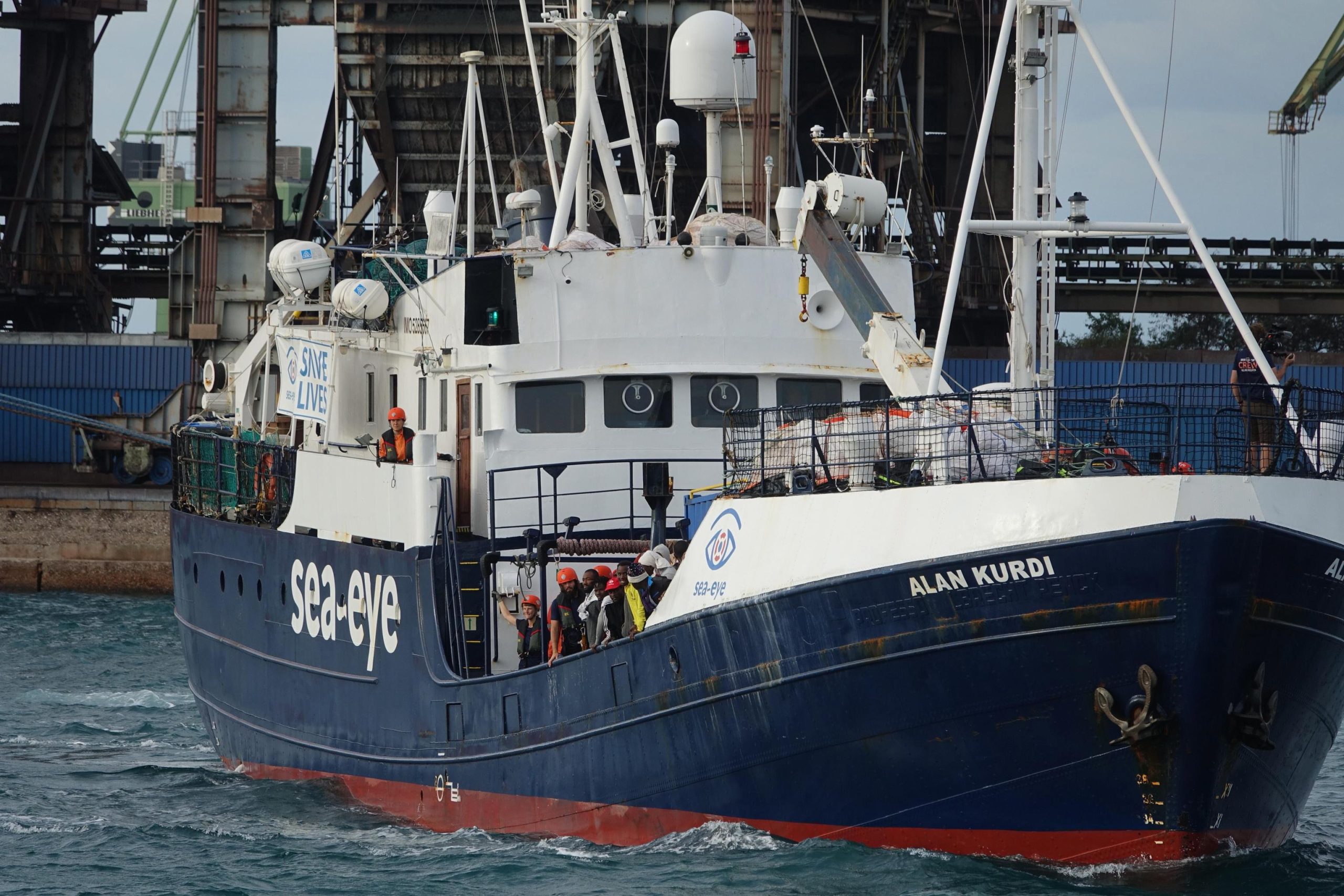 Dois navios esperam há cinco dias permissão para o desembarque de 121 pessoas