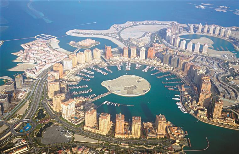 Emirados Árabes Unidos rejeitam detenção de britânico por vestir camisola do Qatar