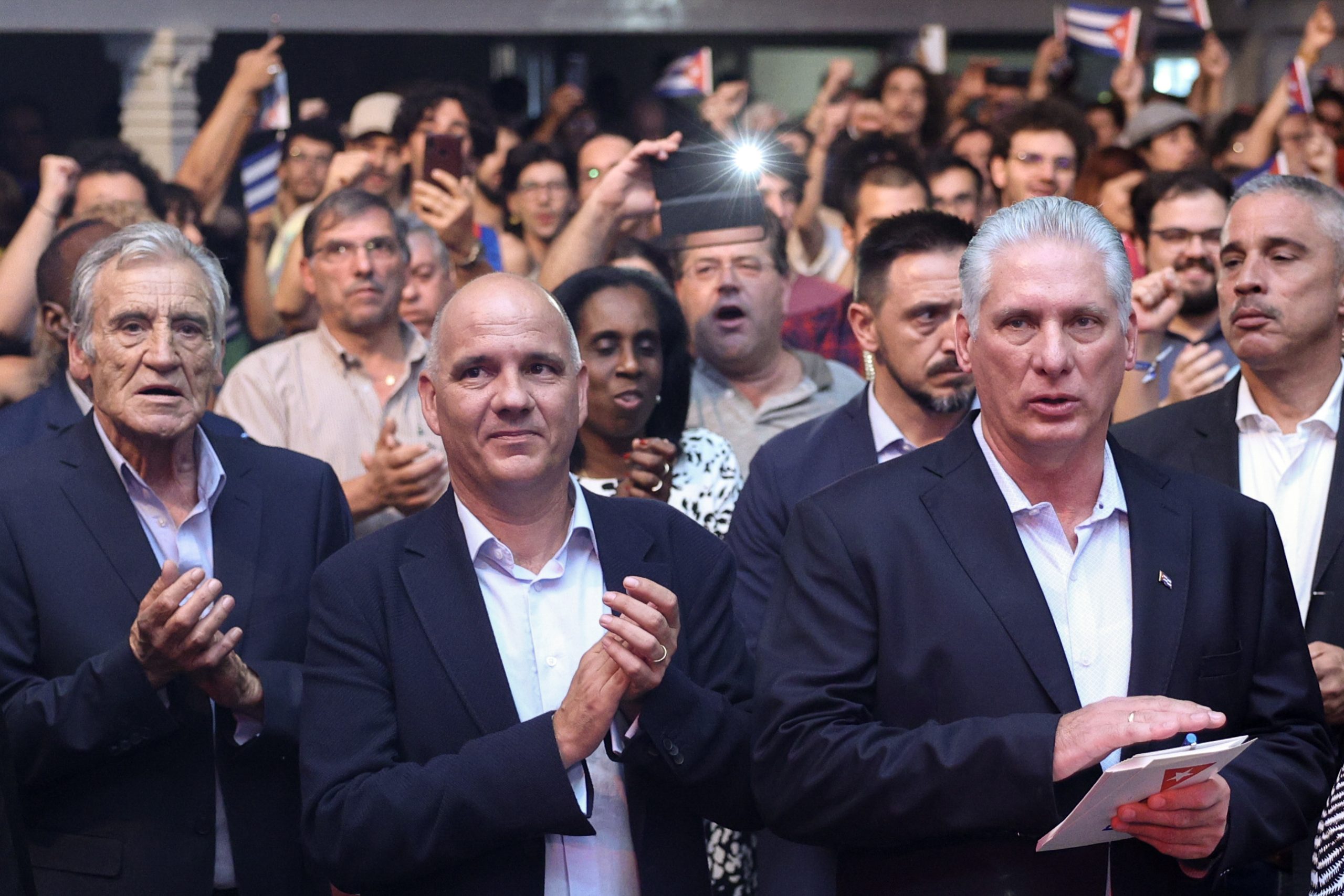 Presidente de Cuba recebido em ambiente de festa por comunistas e associações