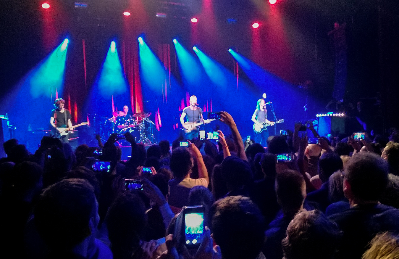 Sting relembrou as vítimas do Bataclan com um minuto de silêncio