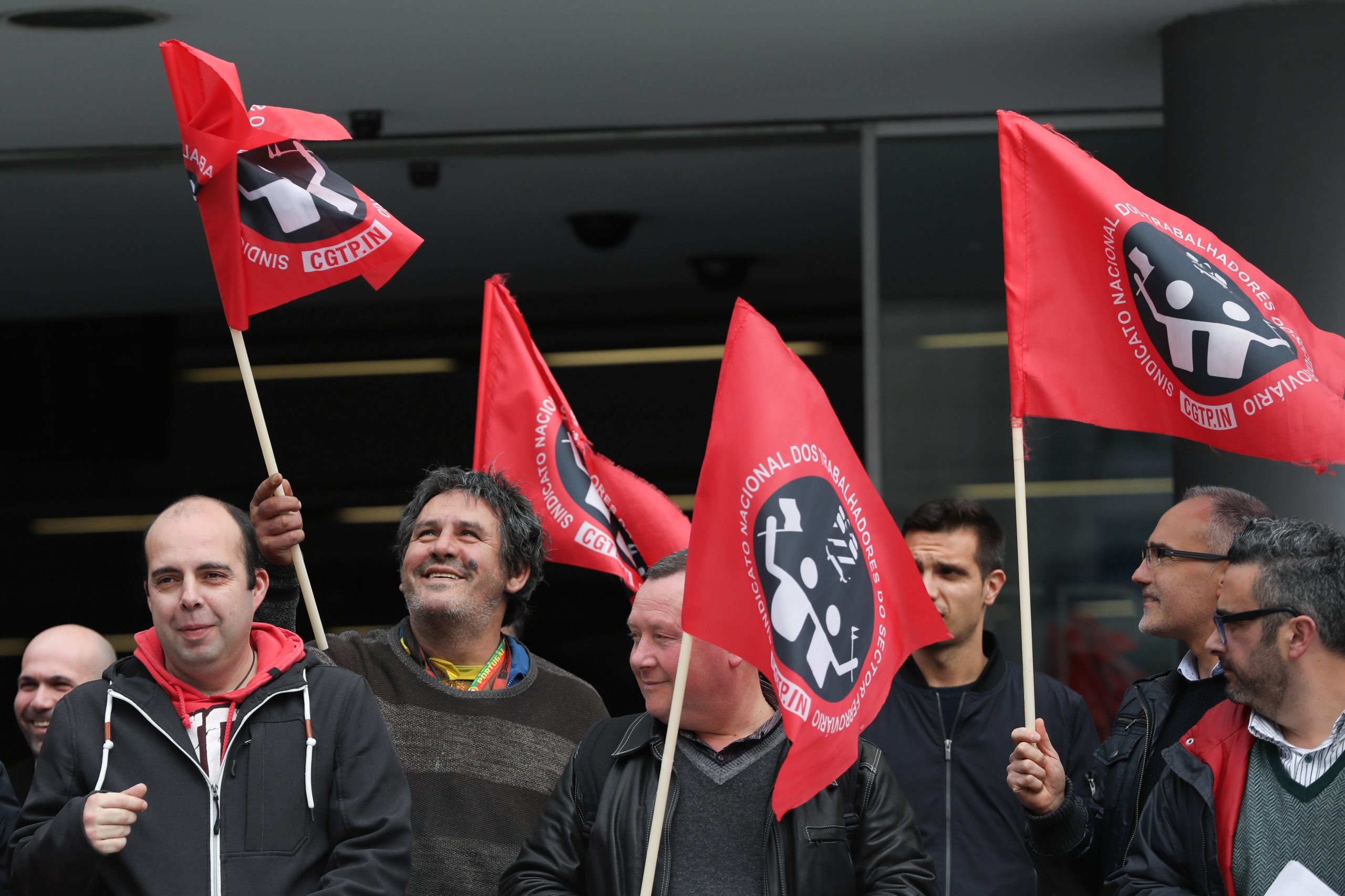 Greve dos trabalhadores da EMEF do Porto mantém-se até 12 de maio