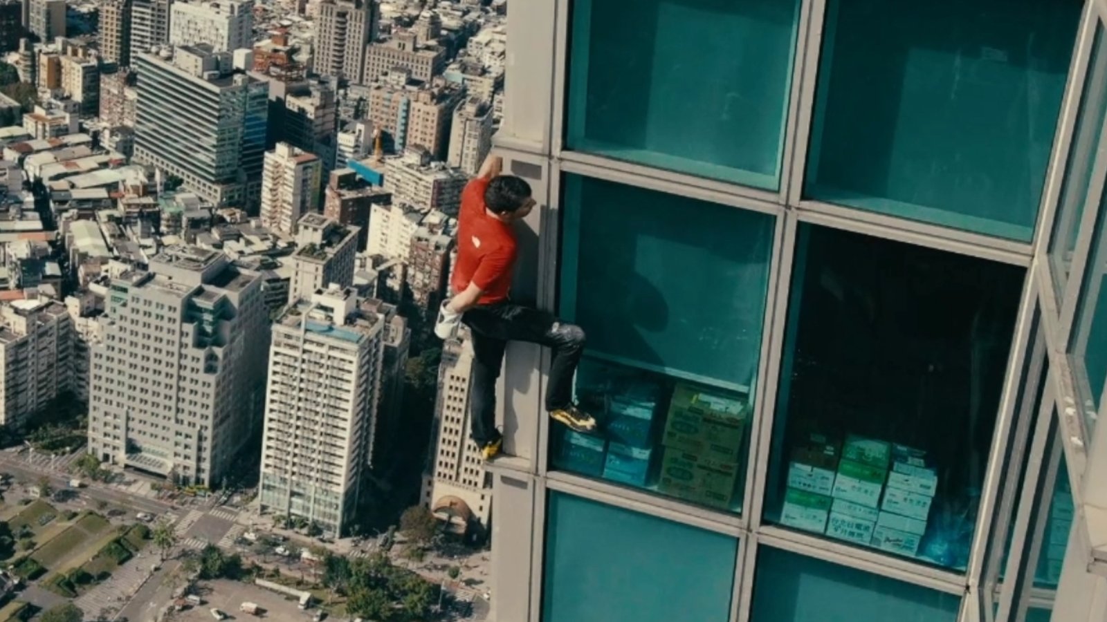 Norte-americano escala arranha-céus em Taiwan sem cordas e sem proteção em subida transmitida pela Netflix