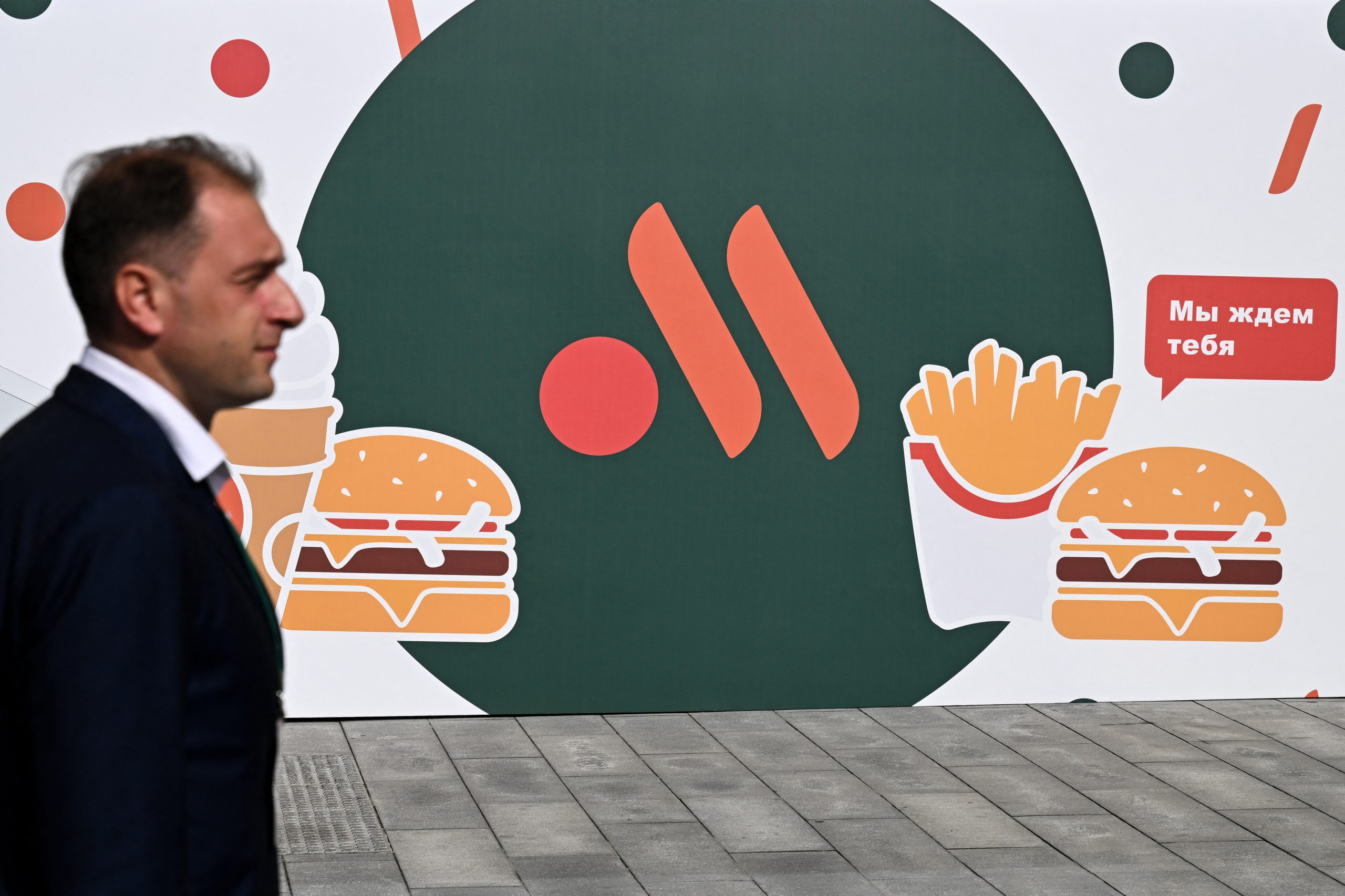 O fim de uma era. McDonald’s reabre com novo nome na Rússia e passa a ser “Delicioso. Ponto Final”