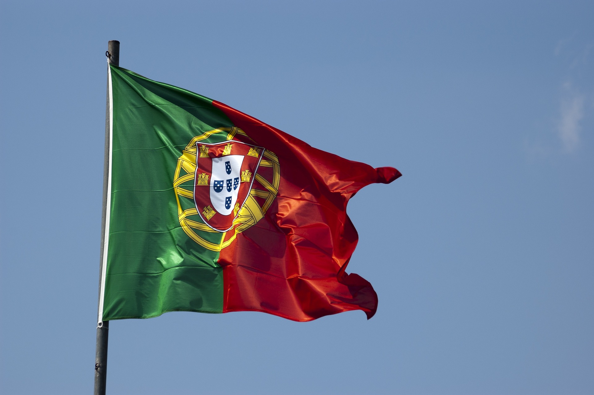 Navio com bandeira portuguesa transportou material explosivo para Israel
