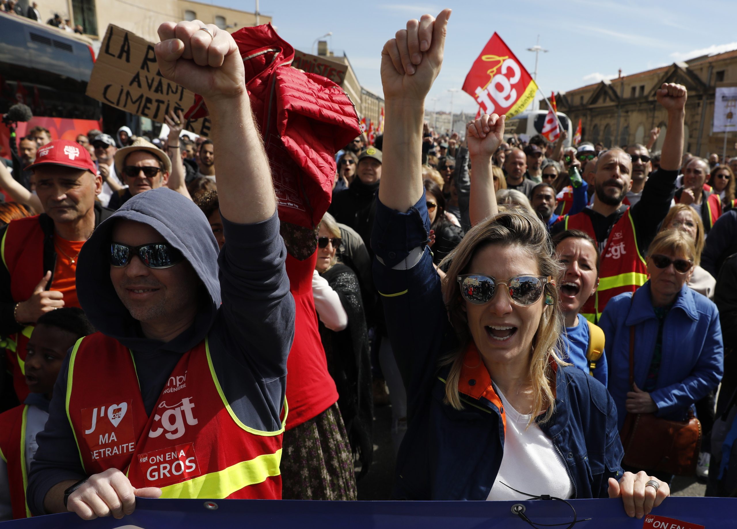 Protestos contra reforma das pensões voltam às ruas em França