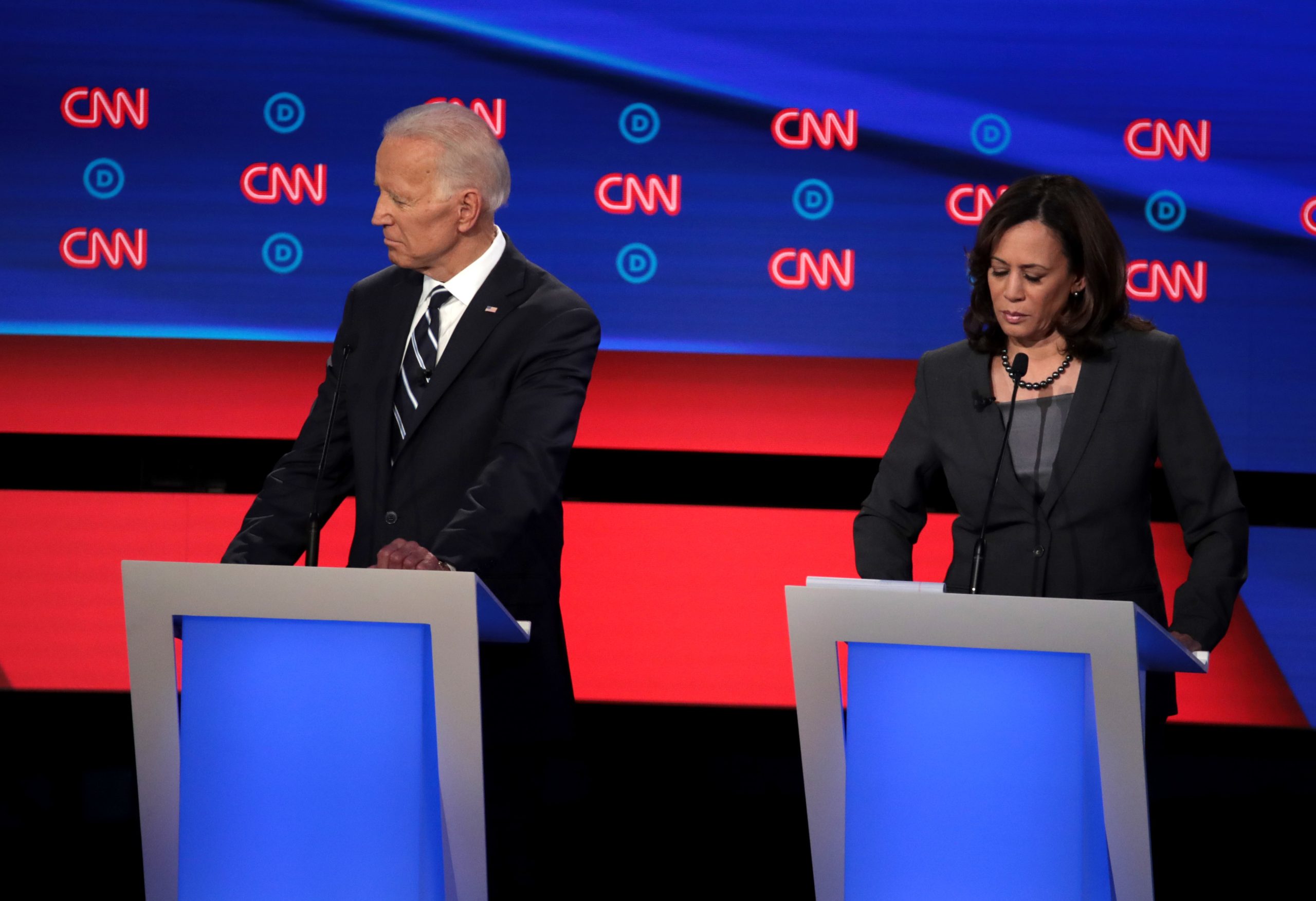 EUA. Ex-vice de Obama naufraga no debate democrata perante ataques ao passado