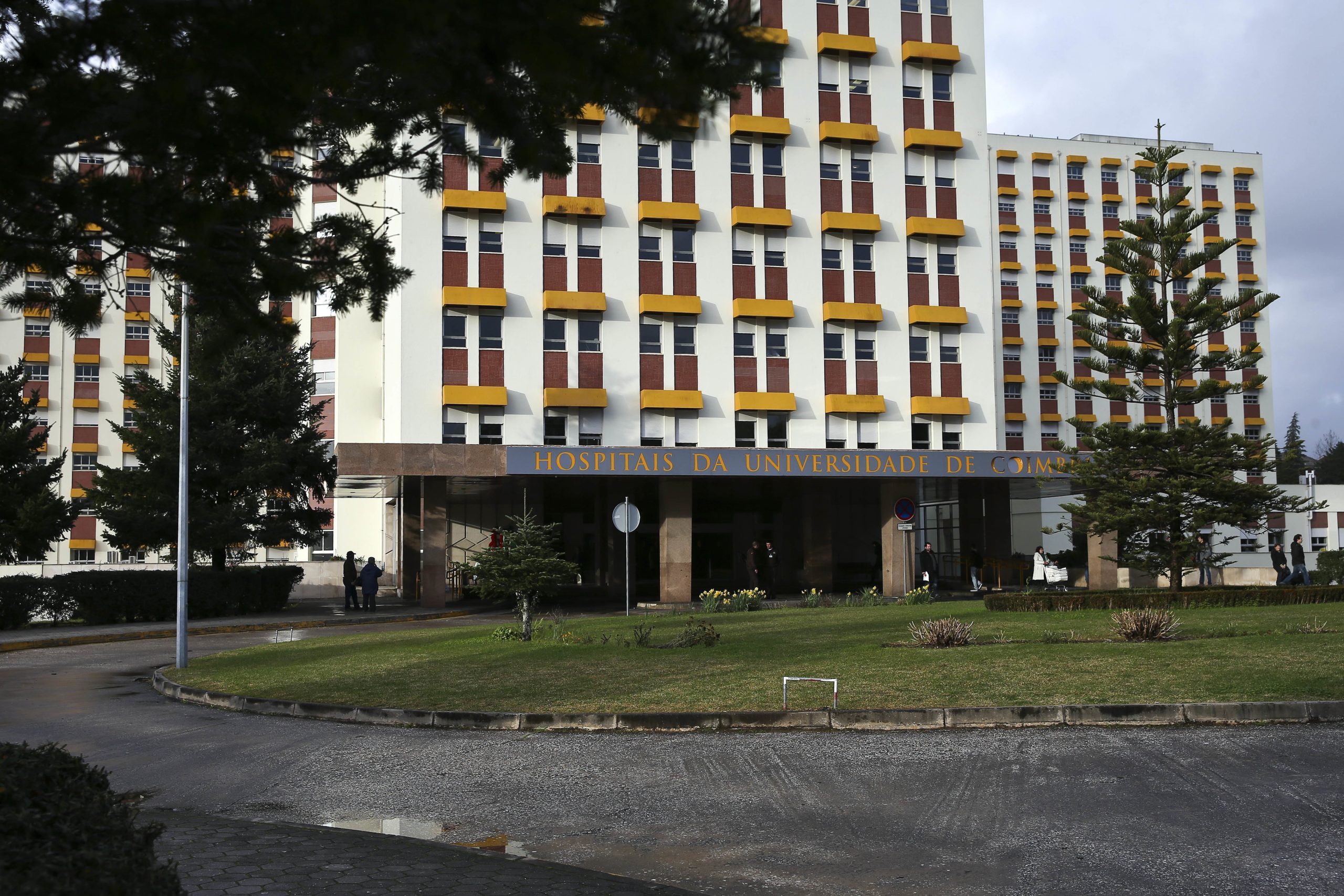 Obras no Hospital de Coimbra levam a apelo a recurso à Linha Saúde 24 antes de idas à urgência