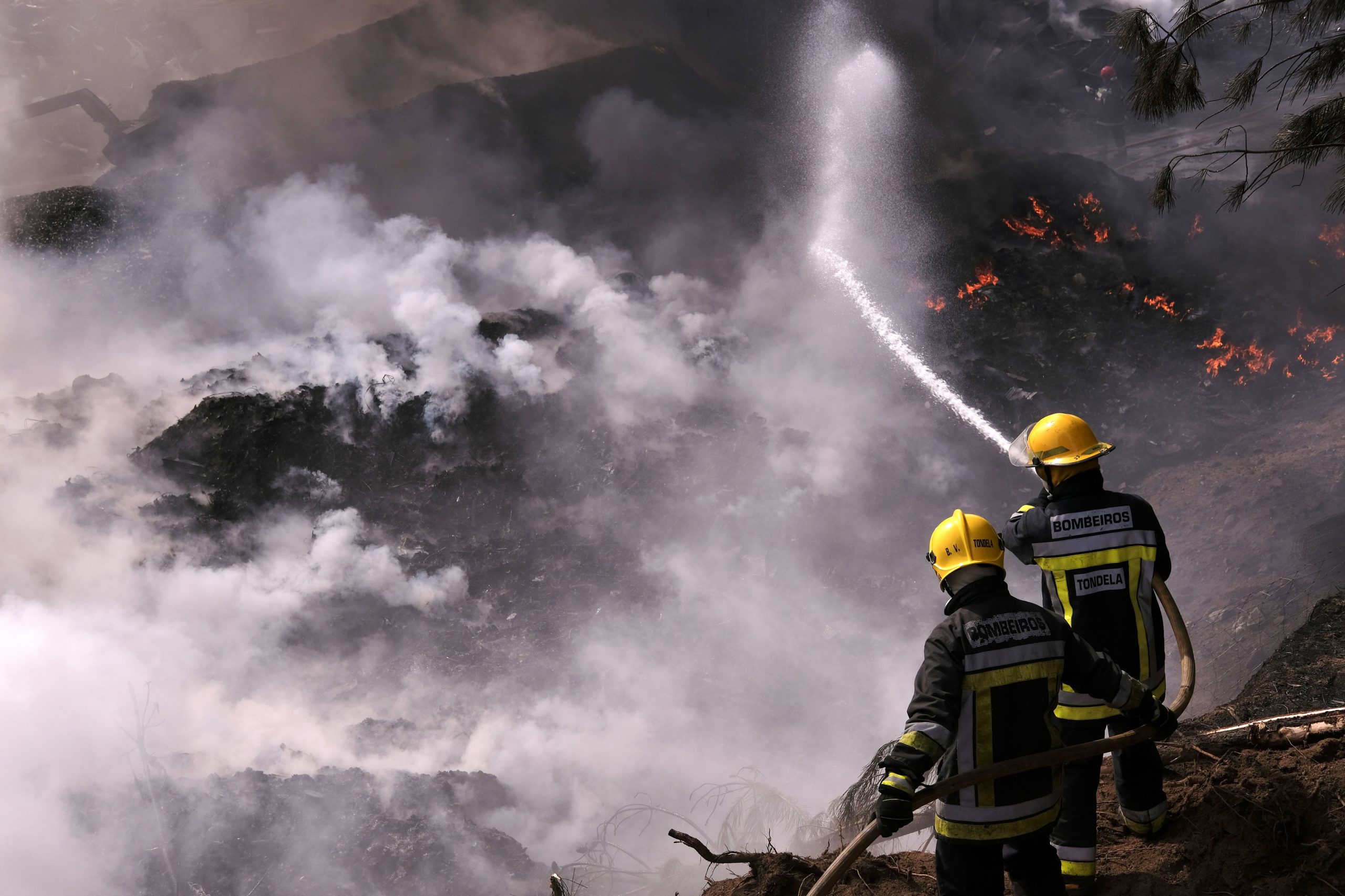 Incêndio deflagou esta noite na fábrica da Tratolixo em Trajouce