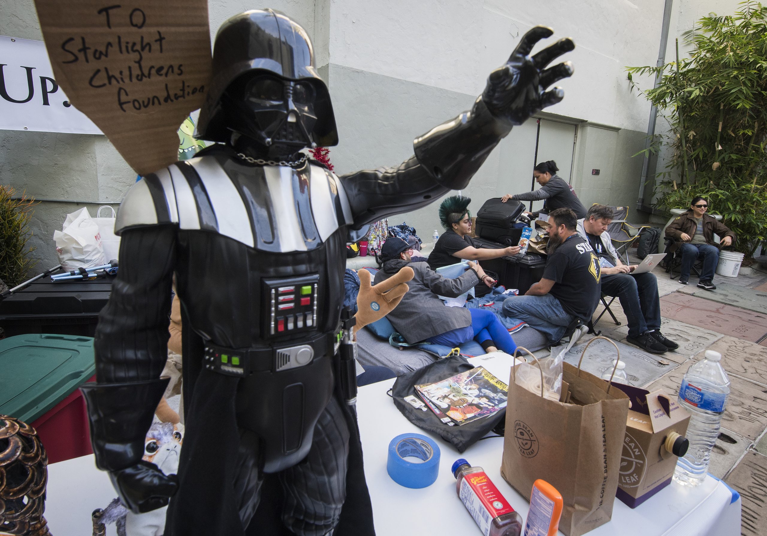 A uma semana da estreia do novo filme de Star Wars, fãs acampam em frente a cinema