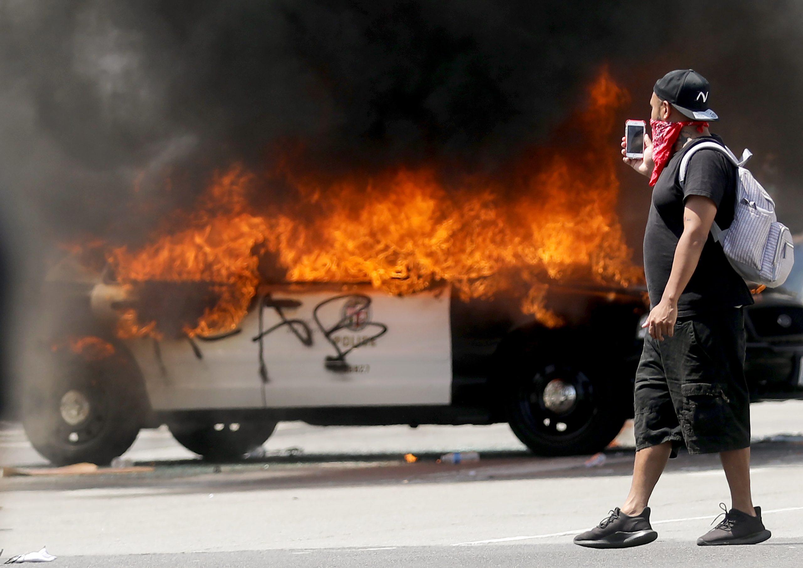 Estados Unidos. Decretado recolher obrigatório em várias cidades por causa dos protestos contra a violência policial. Vários jornalistas foram atacados pelas autoridades