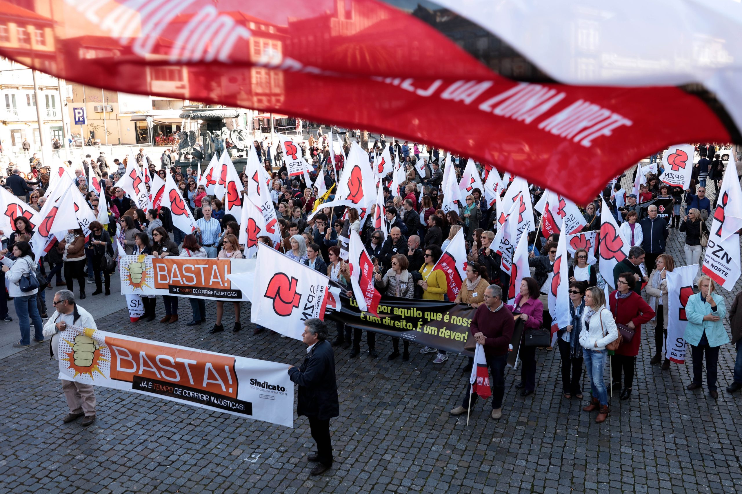 OE2018: Deputados adiam para negociação contagem do tempo para descongelar carreiras