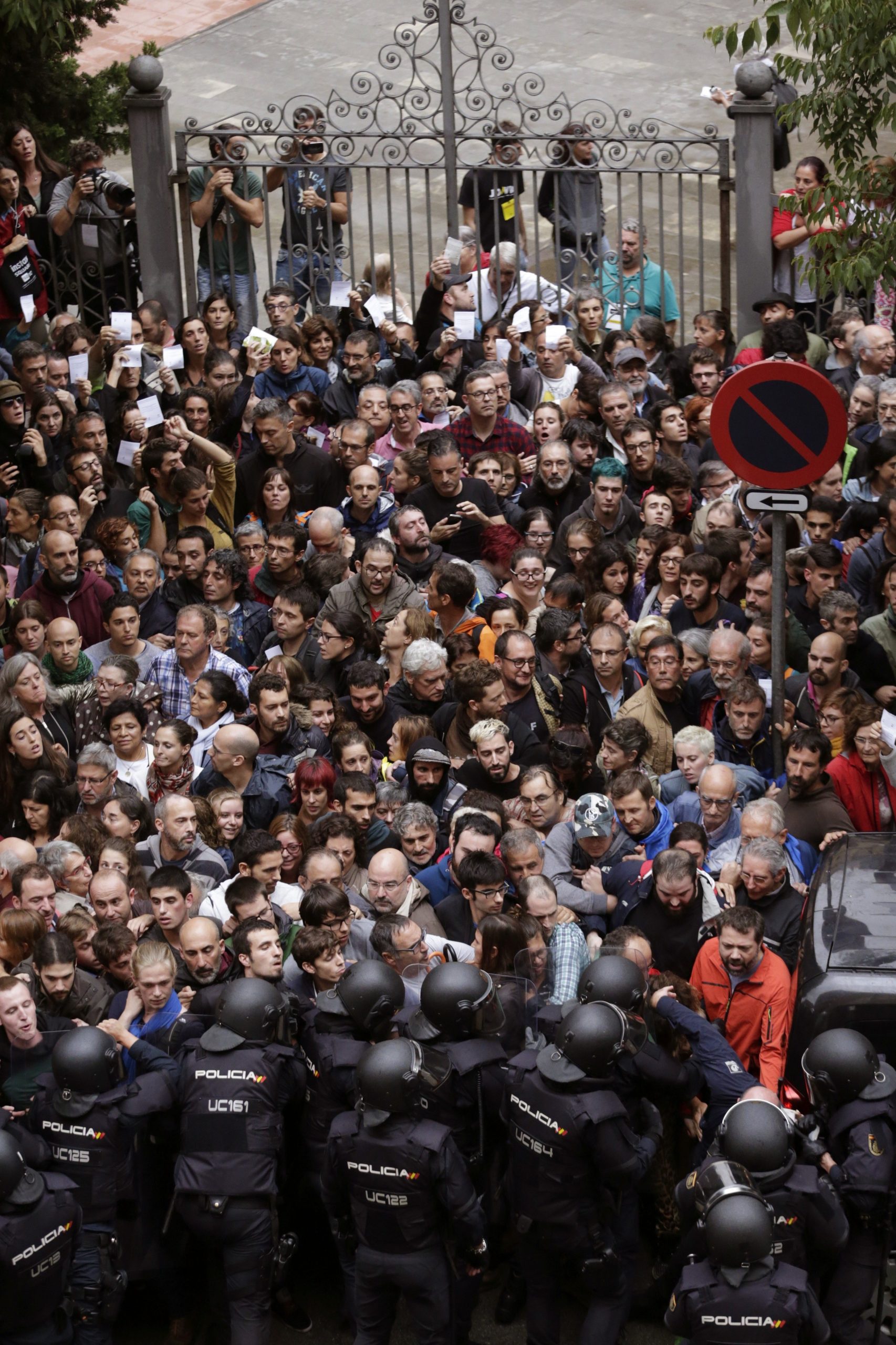 Votação retoma em colégio eleitoral em Barcelona depois de interrupção de uma hora