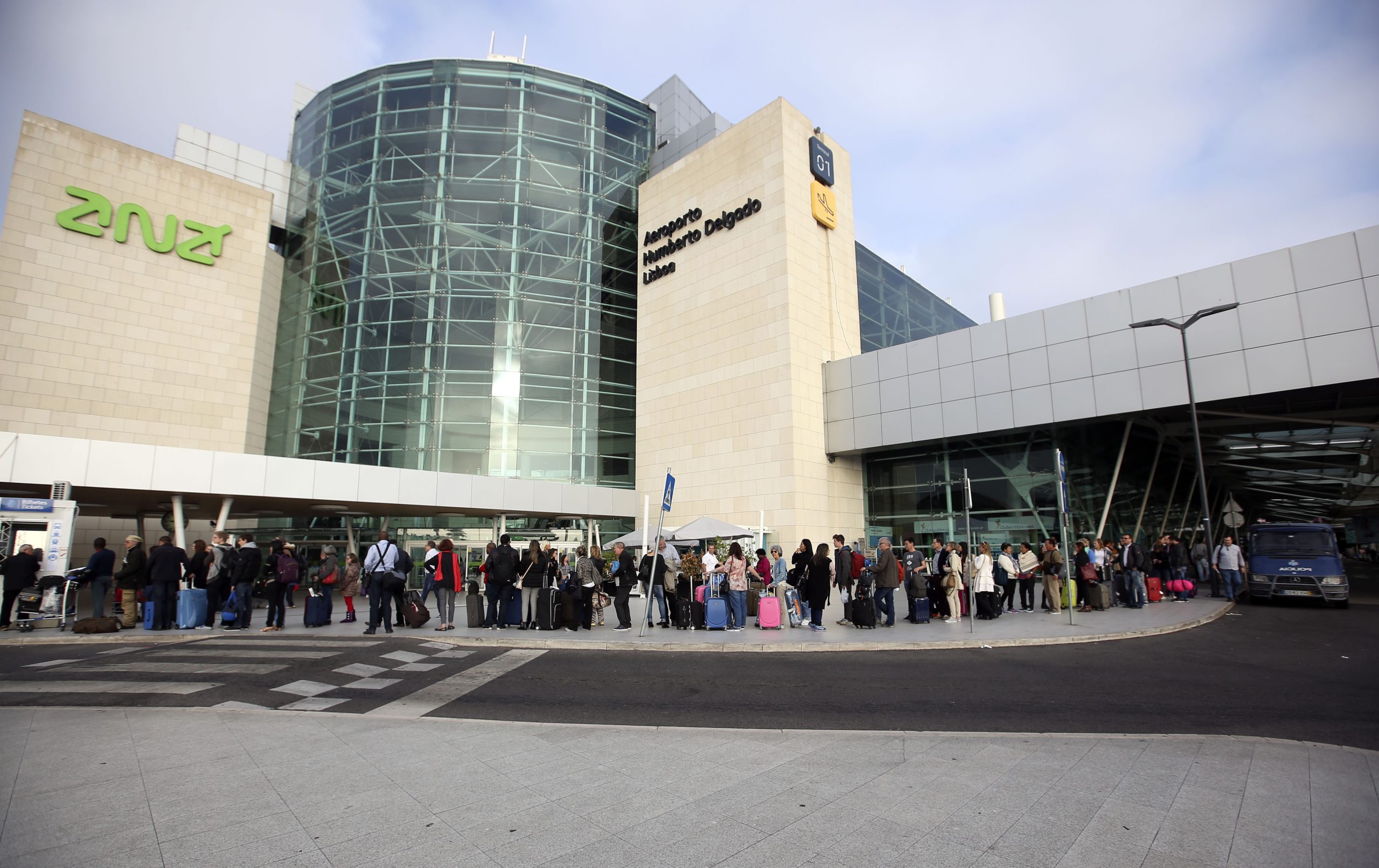 Aeroporto de Lisboa: Falha no abastecimento obrigou a cancelar 97 voos e afetou 41 mil pessoas