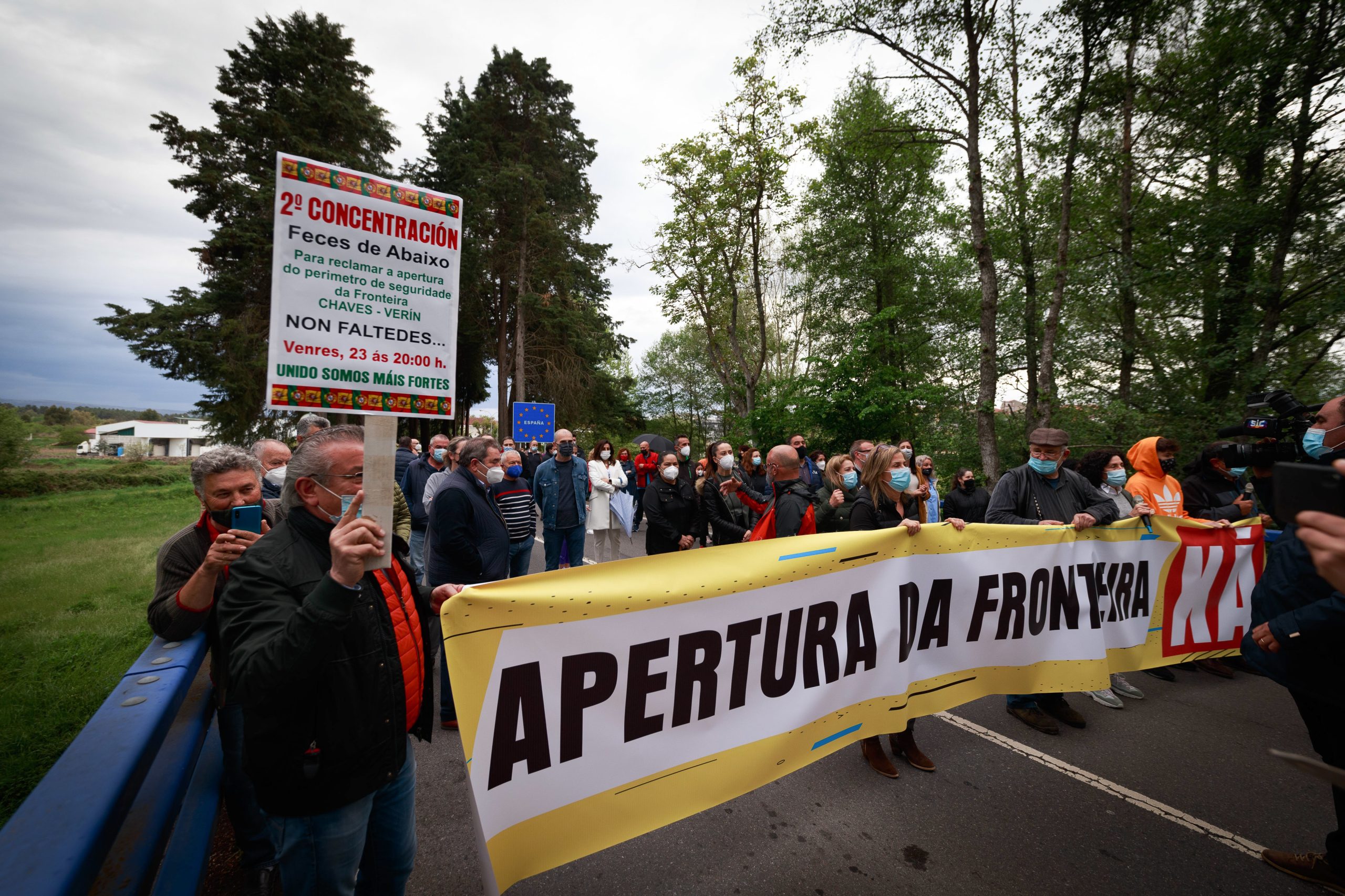 Comerciantes cortam trânsito e exigem reabertura da fronteira em Chaves