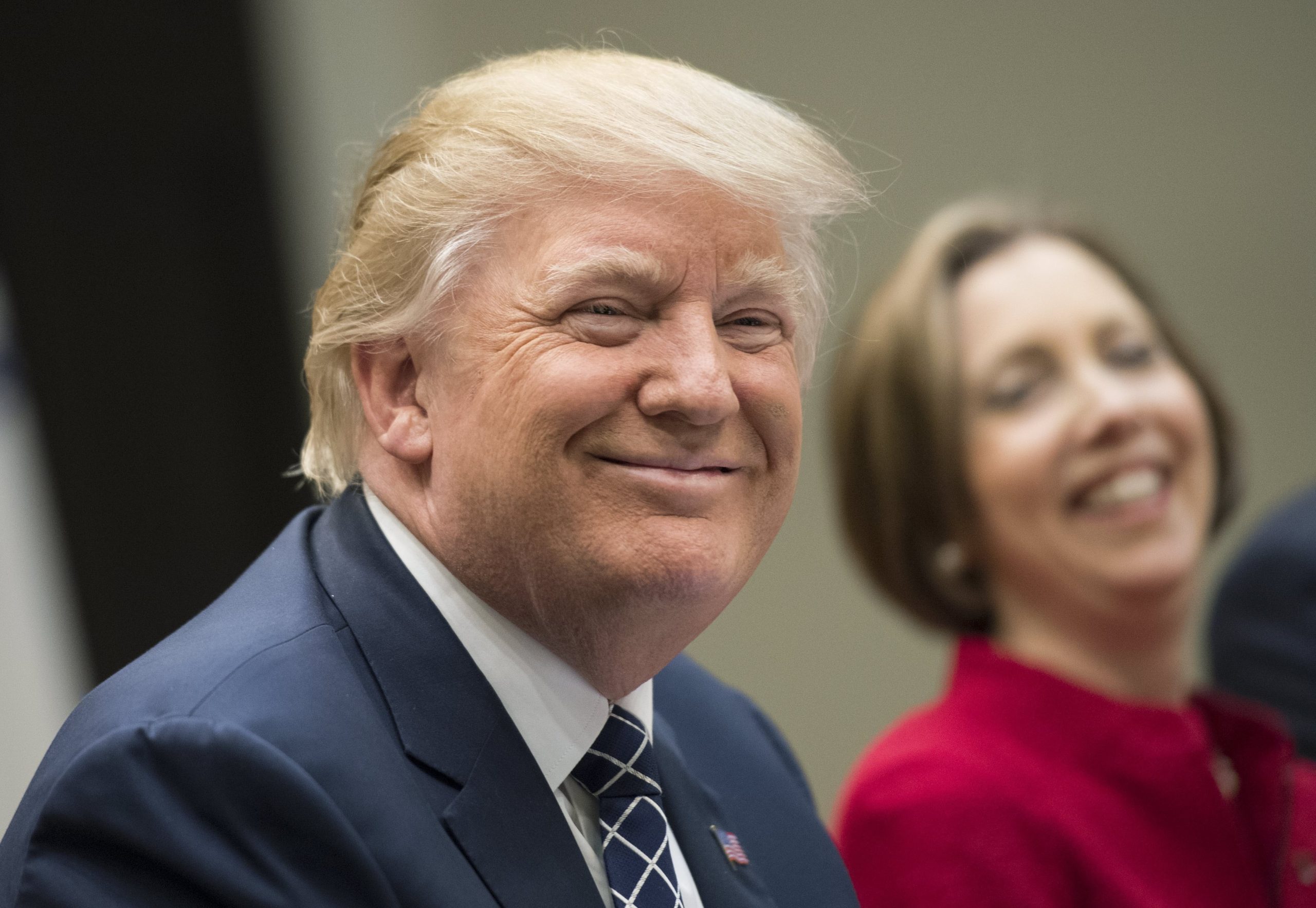Trump ‘atira uma bola à cabeça’ de Hillary e ri-se do ‘homem-míssil’ no Twitter