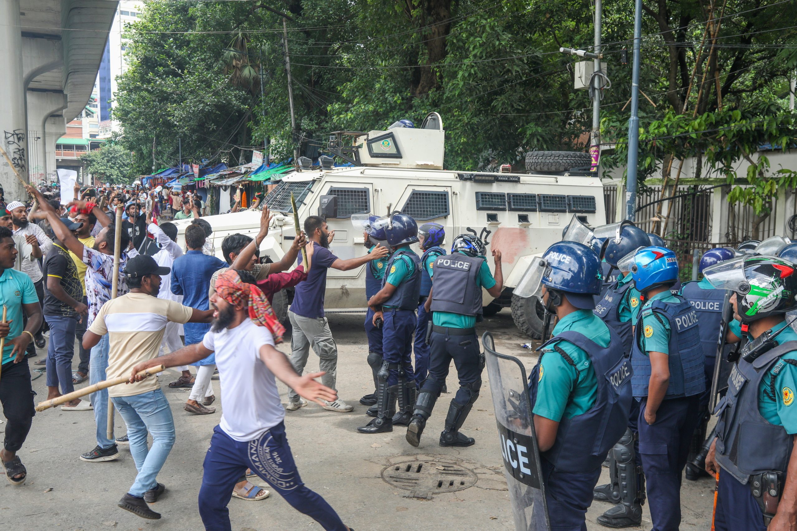 Protestos antigovernamentais no Bangladesh provocaram uma centena de mortos