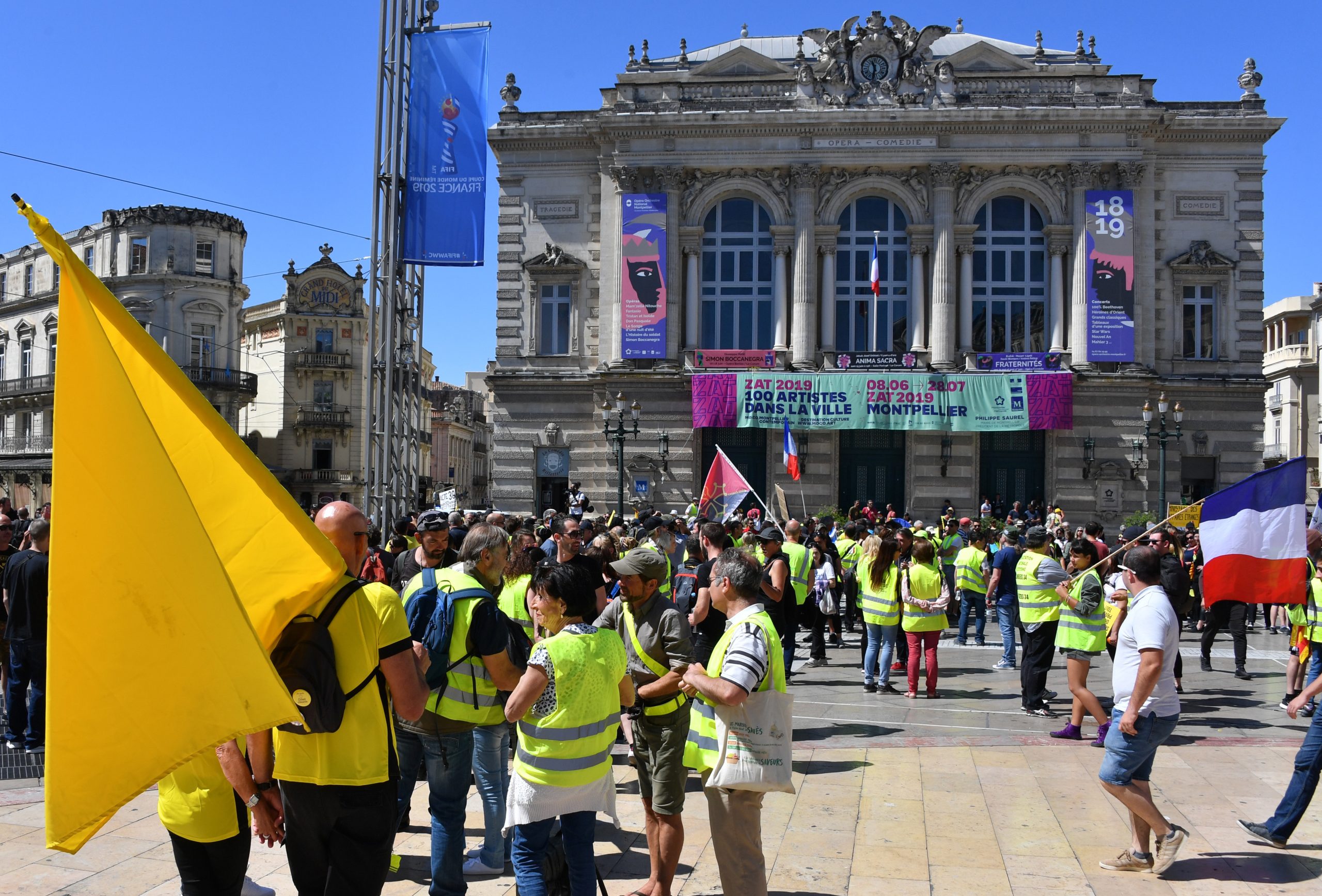 “Coletes amarelos”: Movimento mobilizou este sábado mais de dez mil pessoas em França