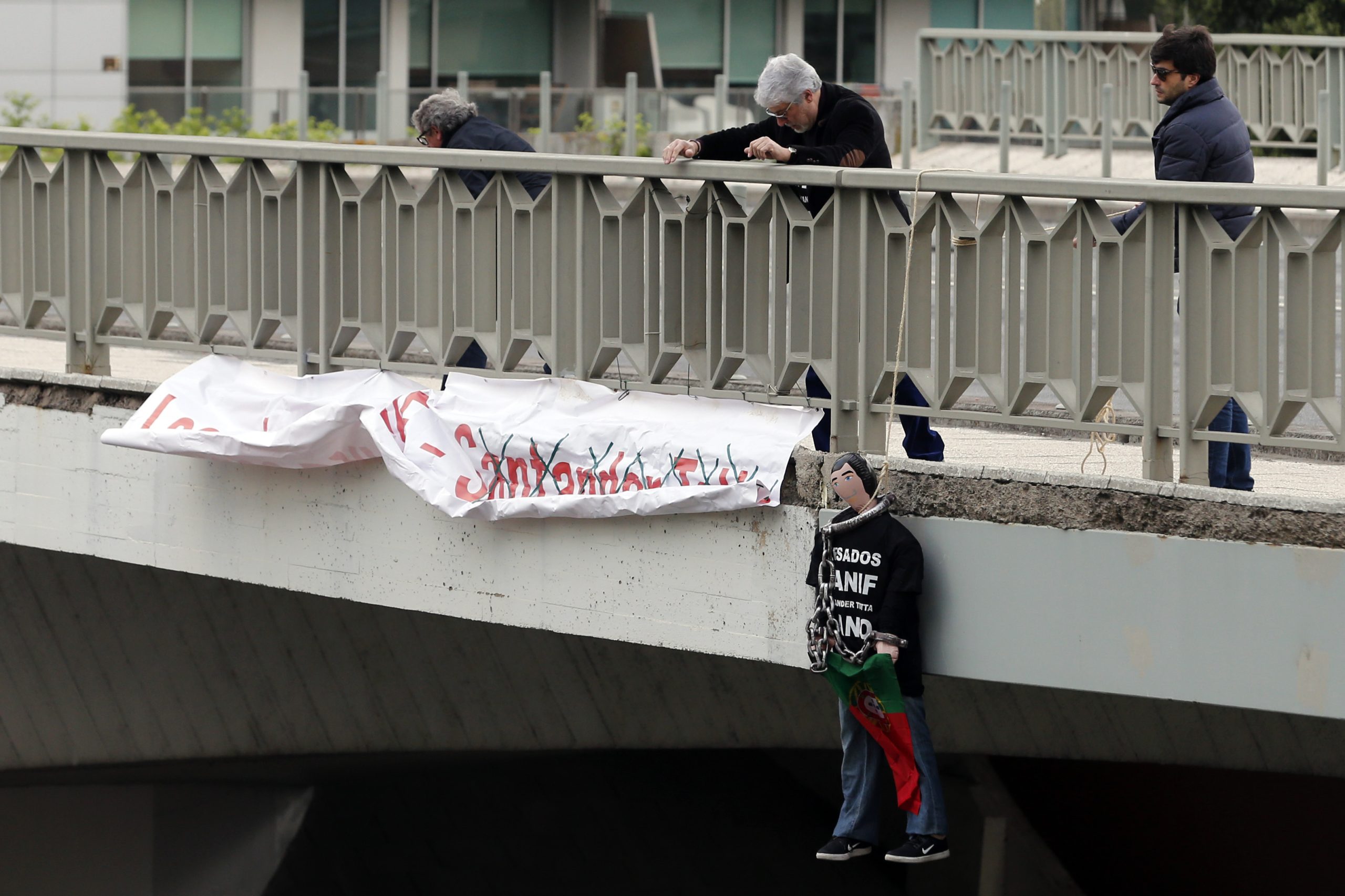 Lesados do Banif acorrentam-se em protesto frente ao edifício do Santander em Lisboa