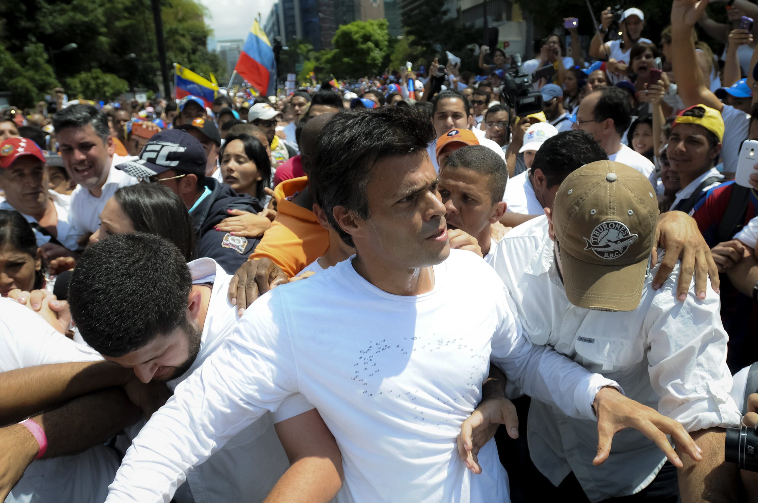 Venezuela: Leopoldo López apela à luta após transferência para prisão domiciliária