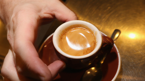 Porque é que beber café à noite já não o impede de dormir?