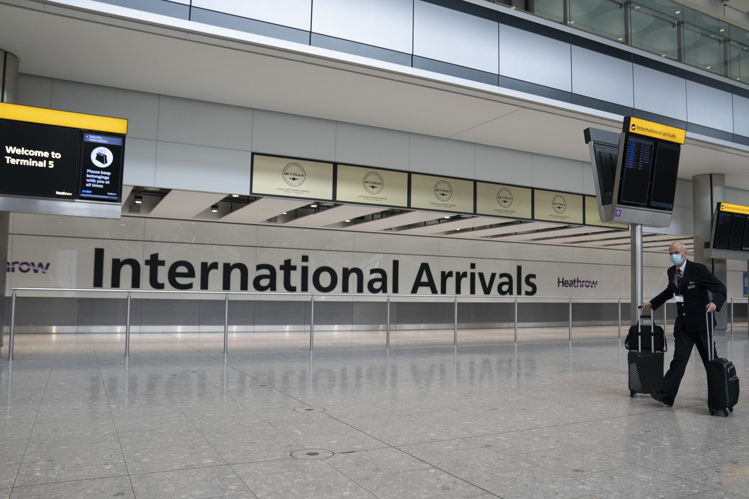 Epidemiólogos britânicos defendem fim dos “corredores de viagem”
