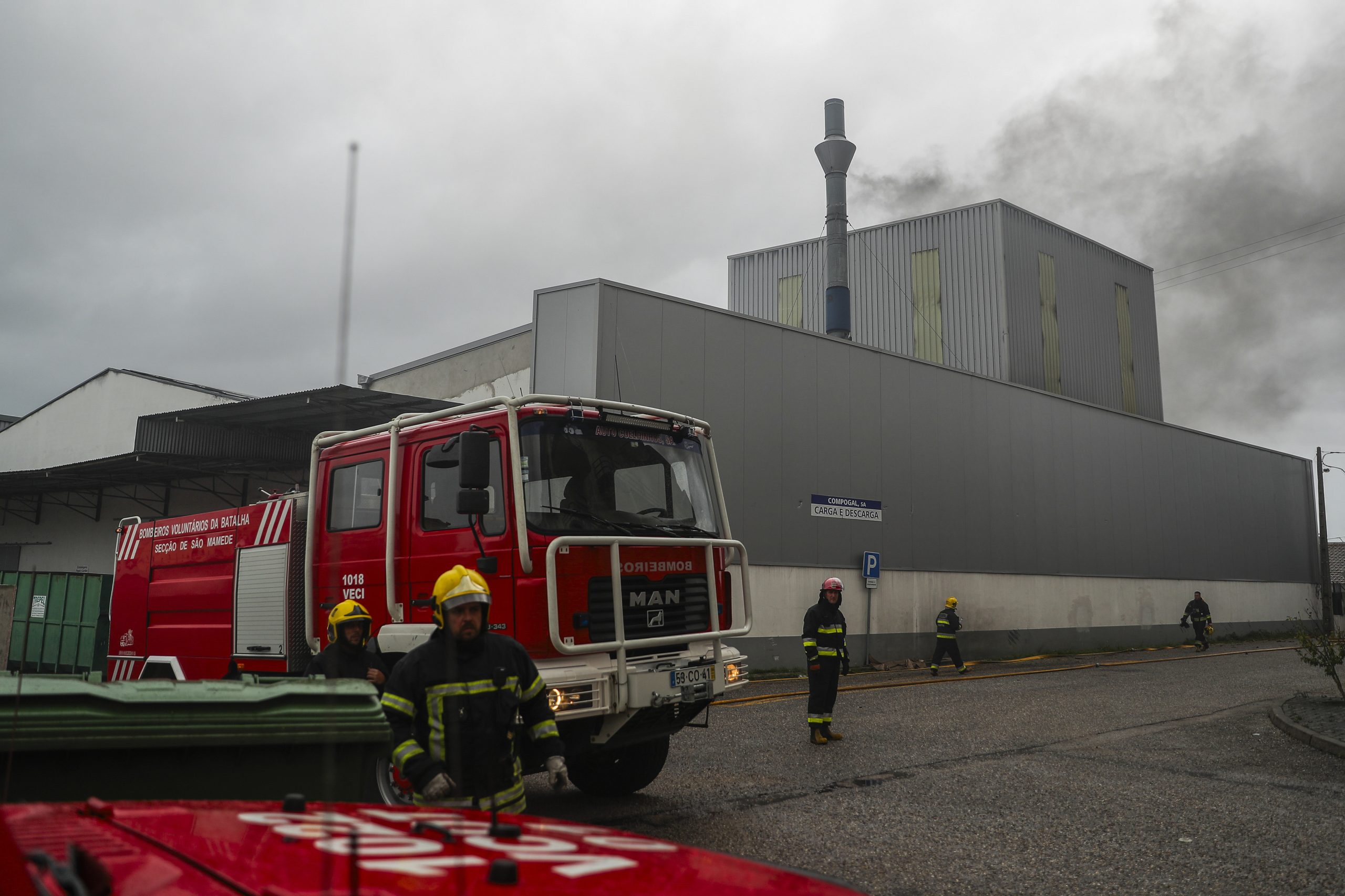 Incêndio em empresa no concelho de Leiria em fase de resolução