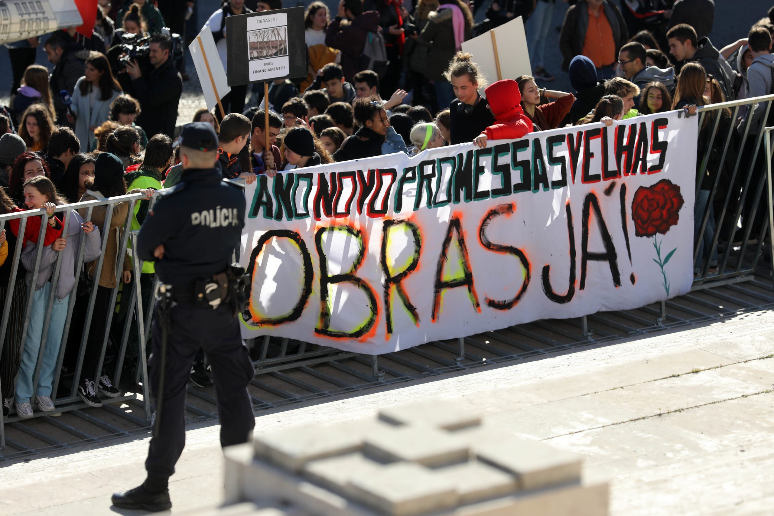 Cerca de 400 alunos do Liceu Camões desfilaram até à Assembleia da República para exigir obras na escola