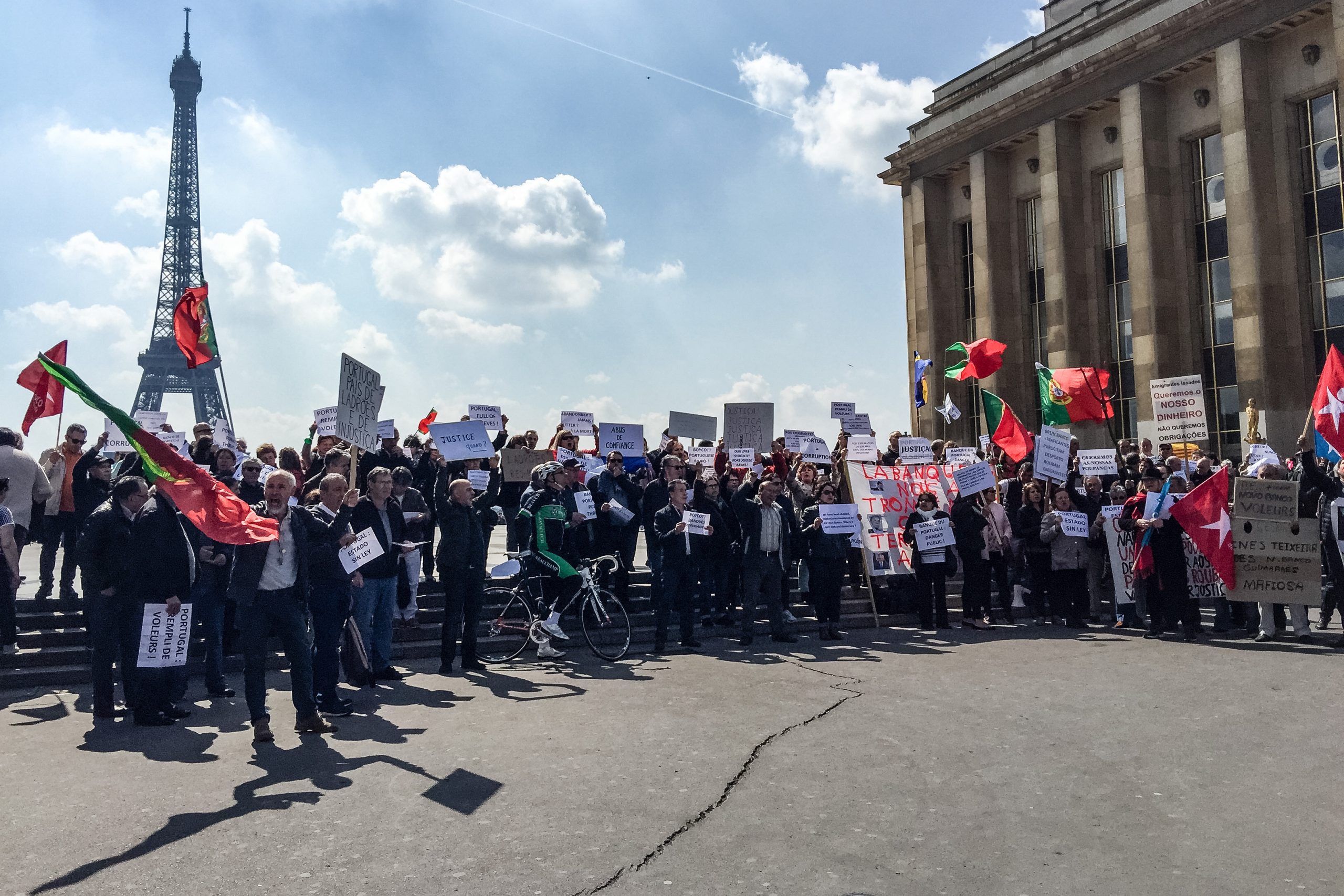 “Parar é morrer”. Emigrantes lesados do BES voltam a protestar em Paris