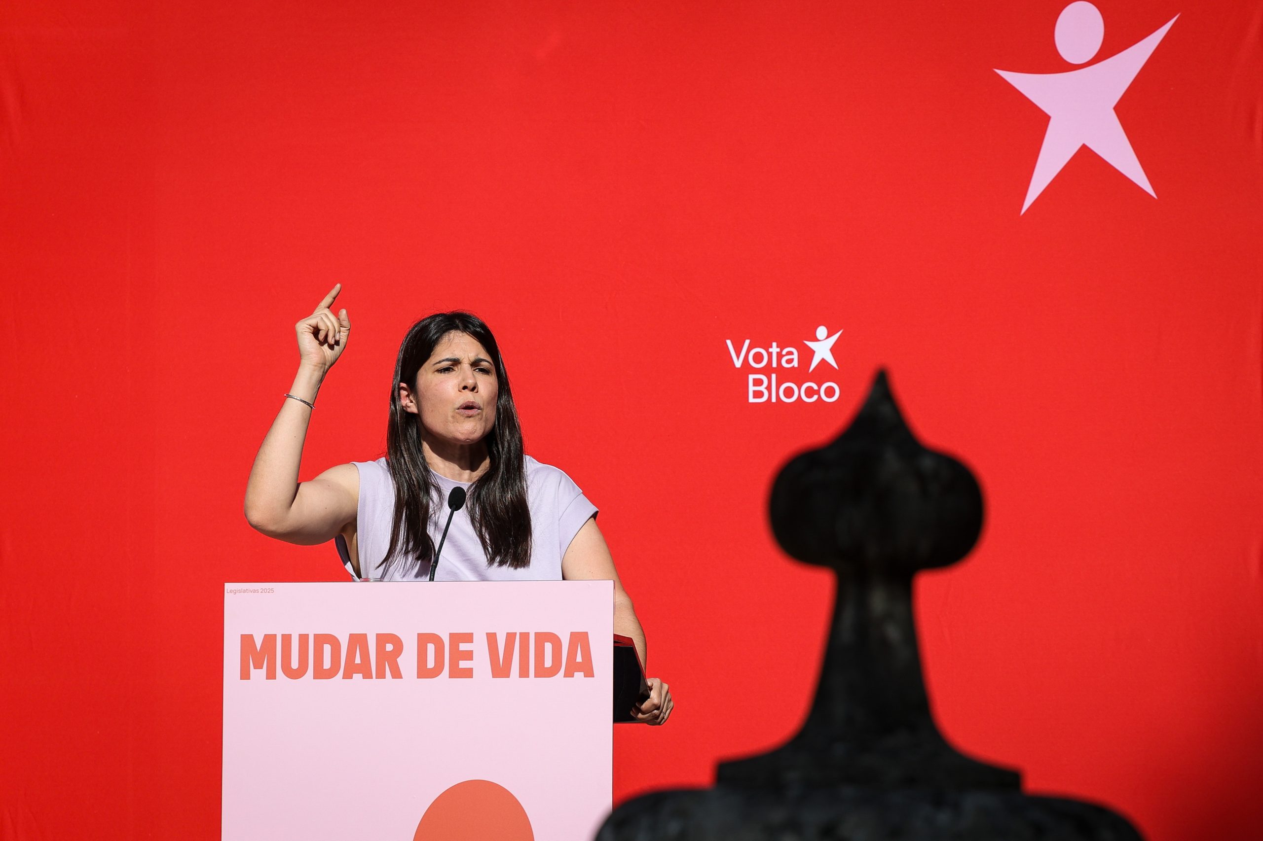 Mariana Mortágua para Montenegro: “Achas mesmo que o SNS está melhor?”