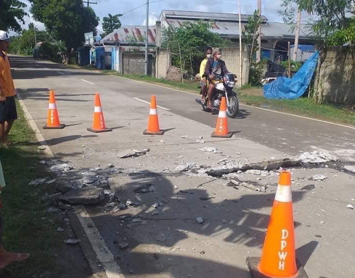 Sismo nas Filipinas faz um morto e provoca danos em casas e estradas