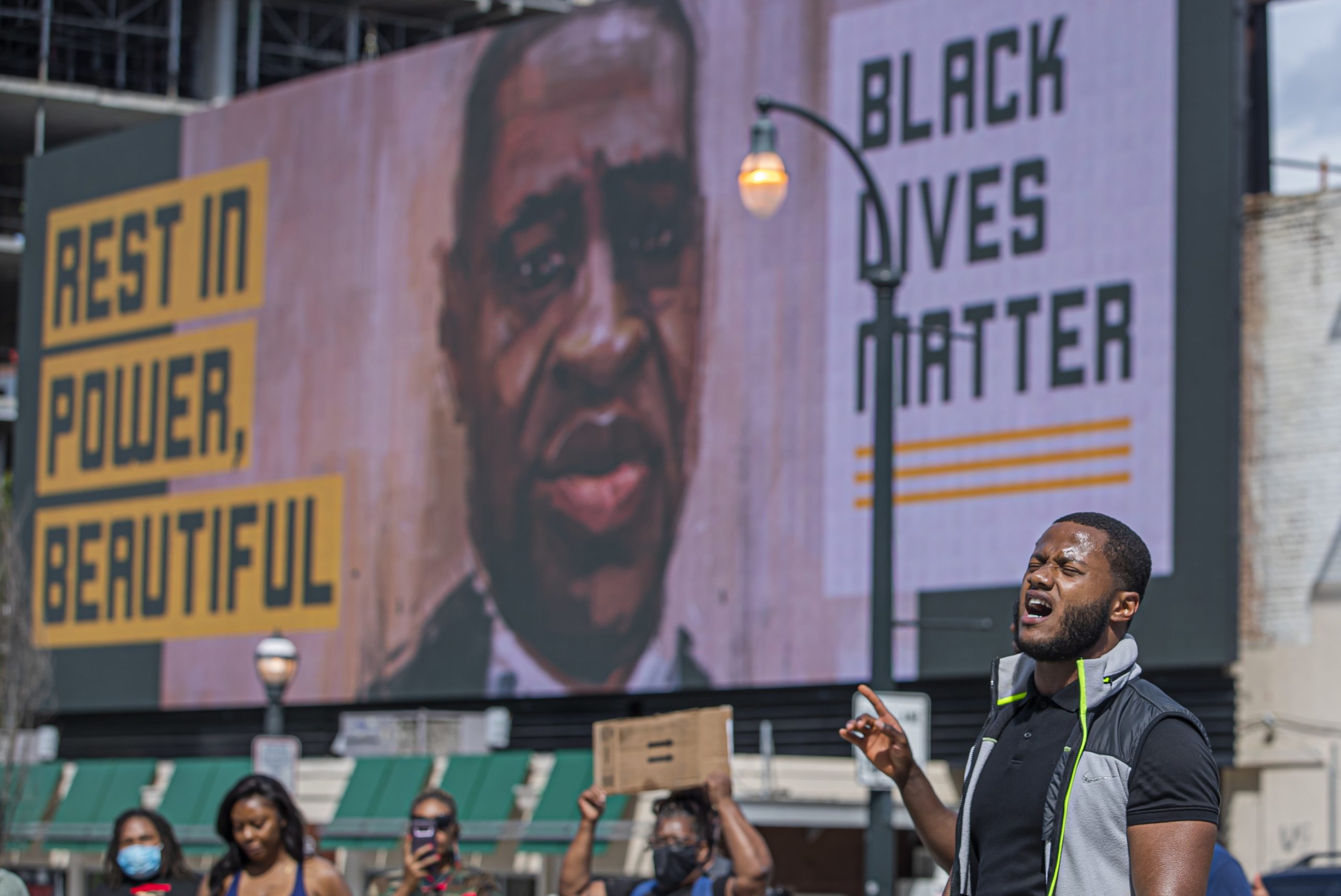 “Por favor, não dispare”. Revelado novo vídeo da detenção de George Floyd