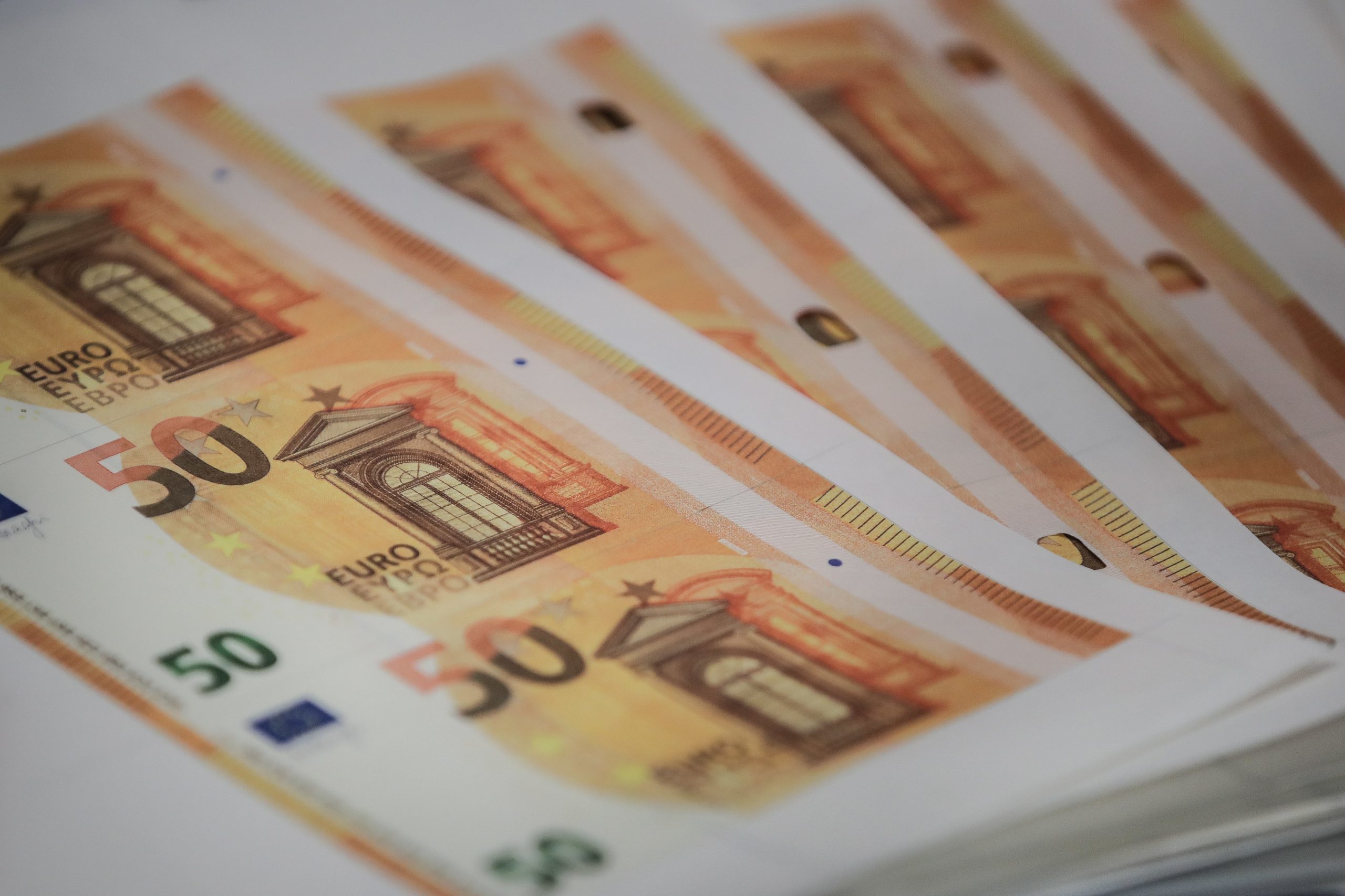 Euro recua para menos de um dólar, mas volta a recuperar