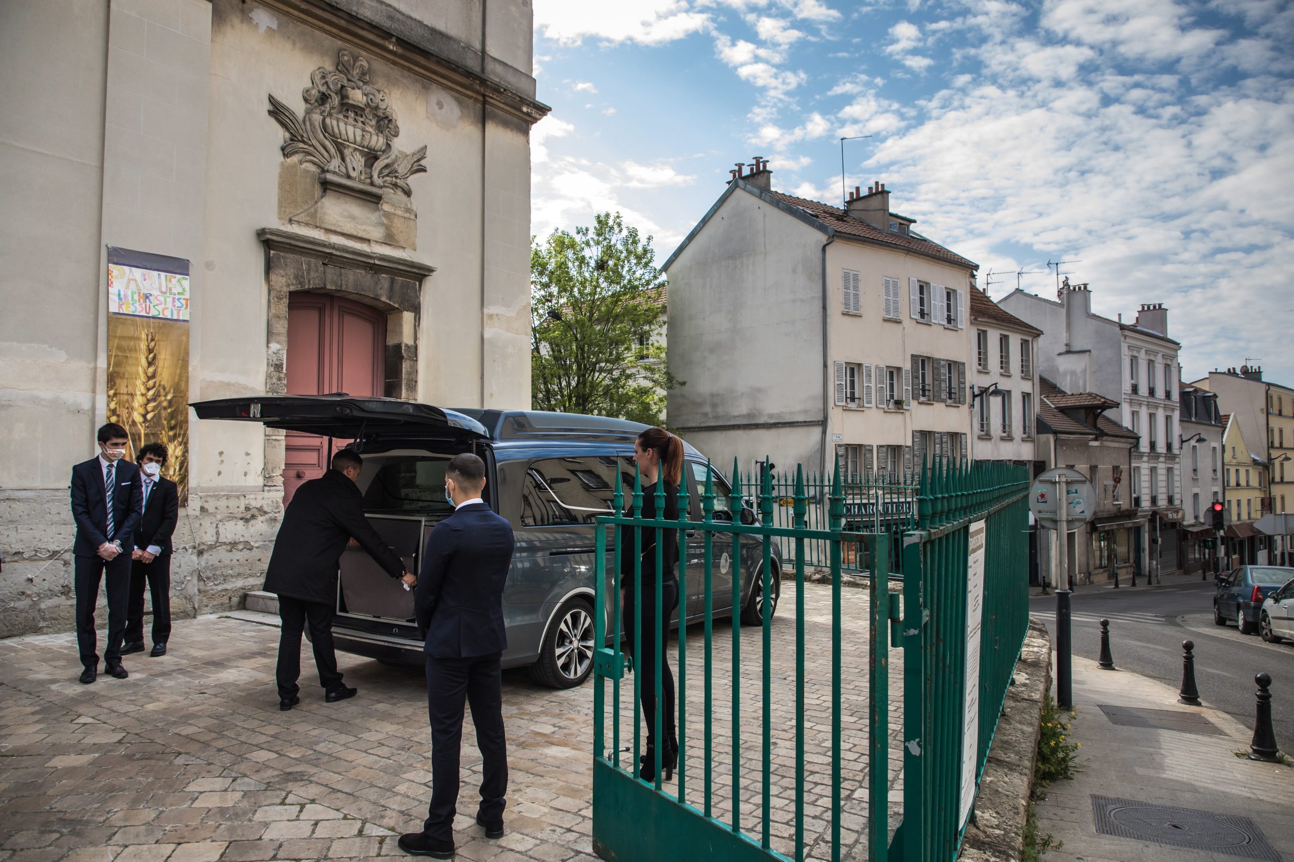 Agências funerárias em França continuam a transportar corpos para Portugal