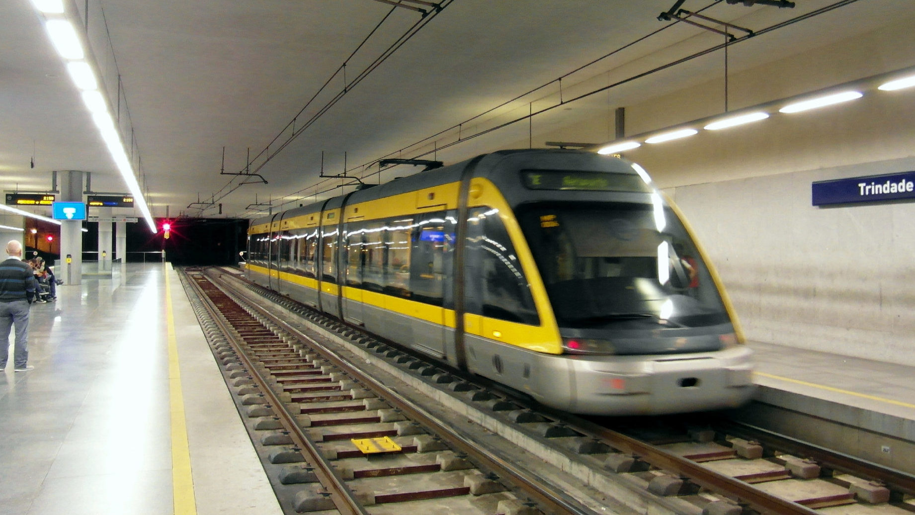 Circulação do Metro do Porto interrompida entre o Estádio do Dragão e a Trindade após avaria e descarrilamento de composição