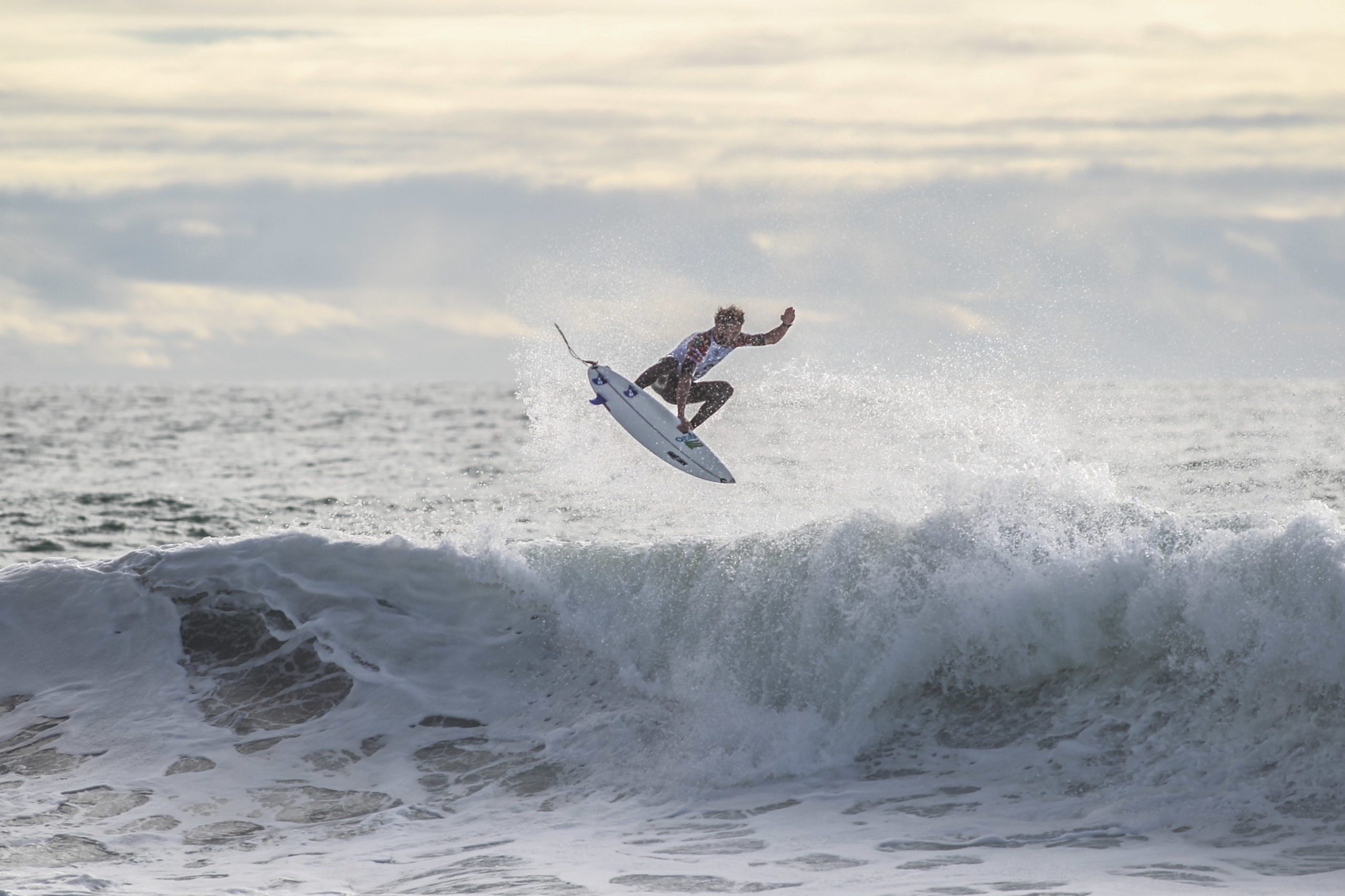 Surfista Frederico Morais avança para os ‘oitavos’ na Austrália