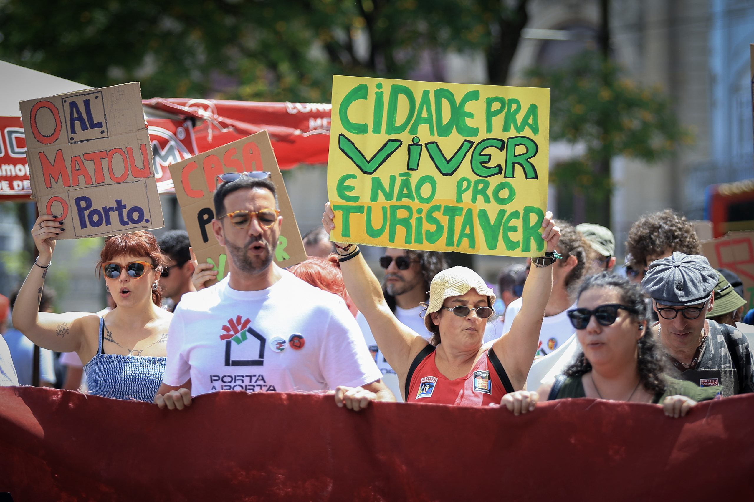 Mais de duas centenas de pessoas exigiram no Porto medidas para a habitação