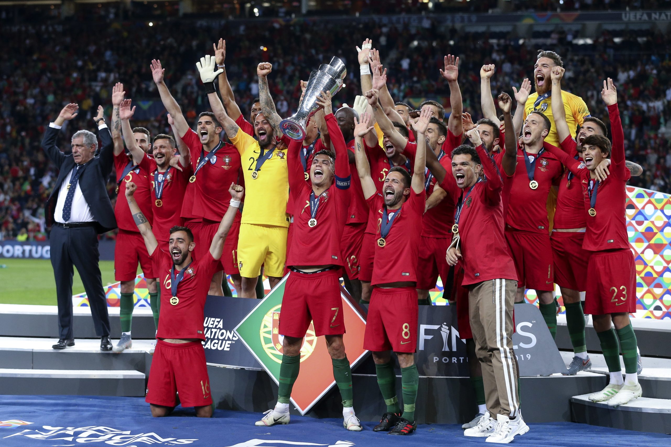 Liga das Nações: A linguagem do futebol antecipou Comemorações do Dia de Portugal. Começaram no Dragão e espalharam-se pelo mundo