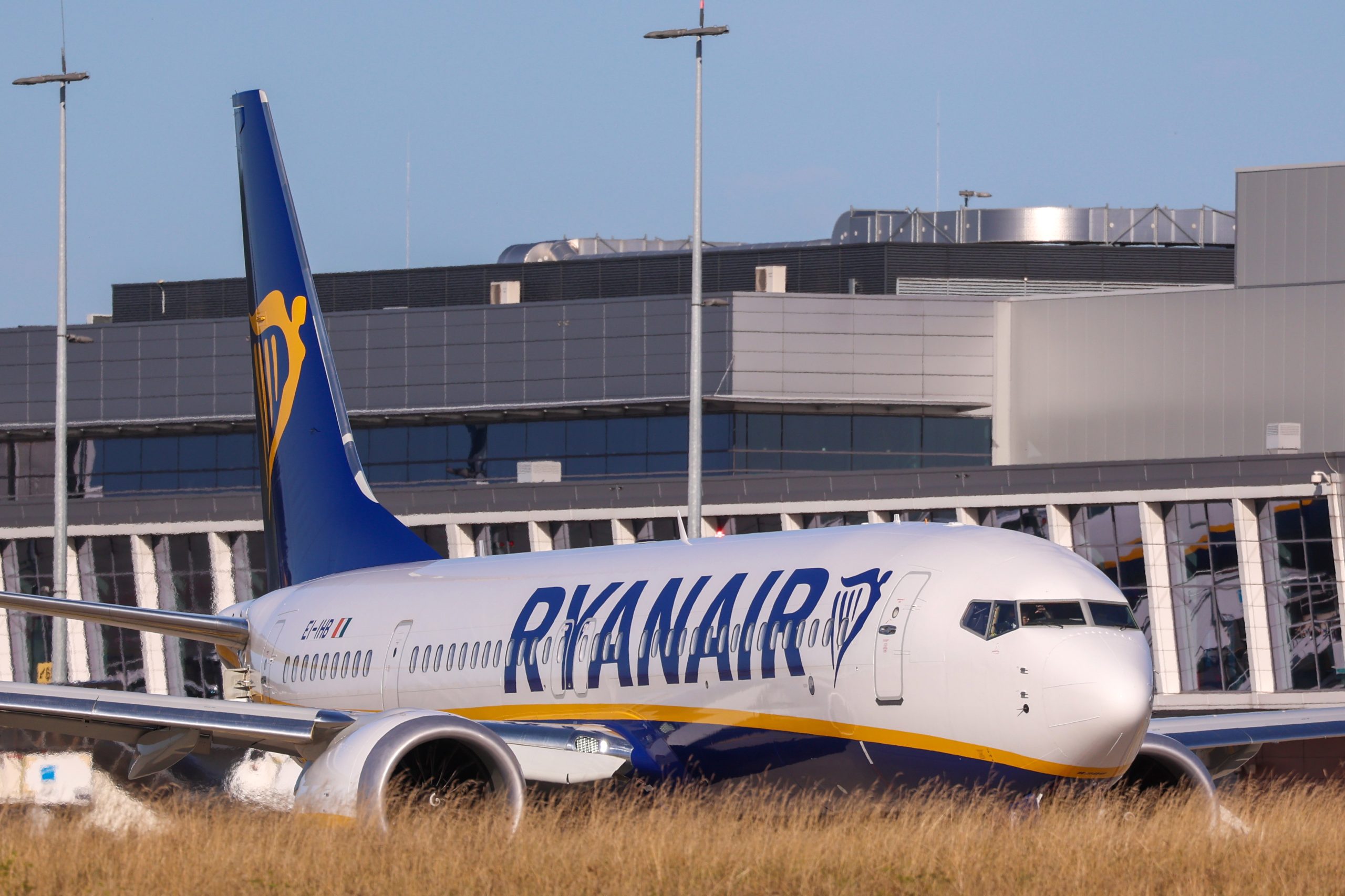 Avião da Ryanair com 164 pessoas e avaria no motor aterra de emergência em Faro