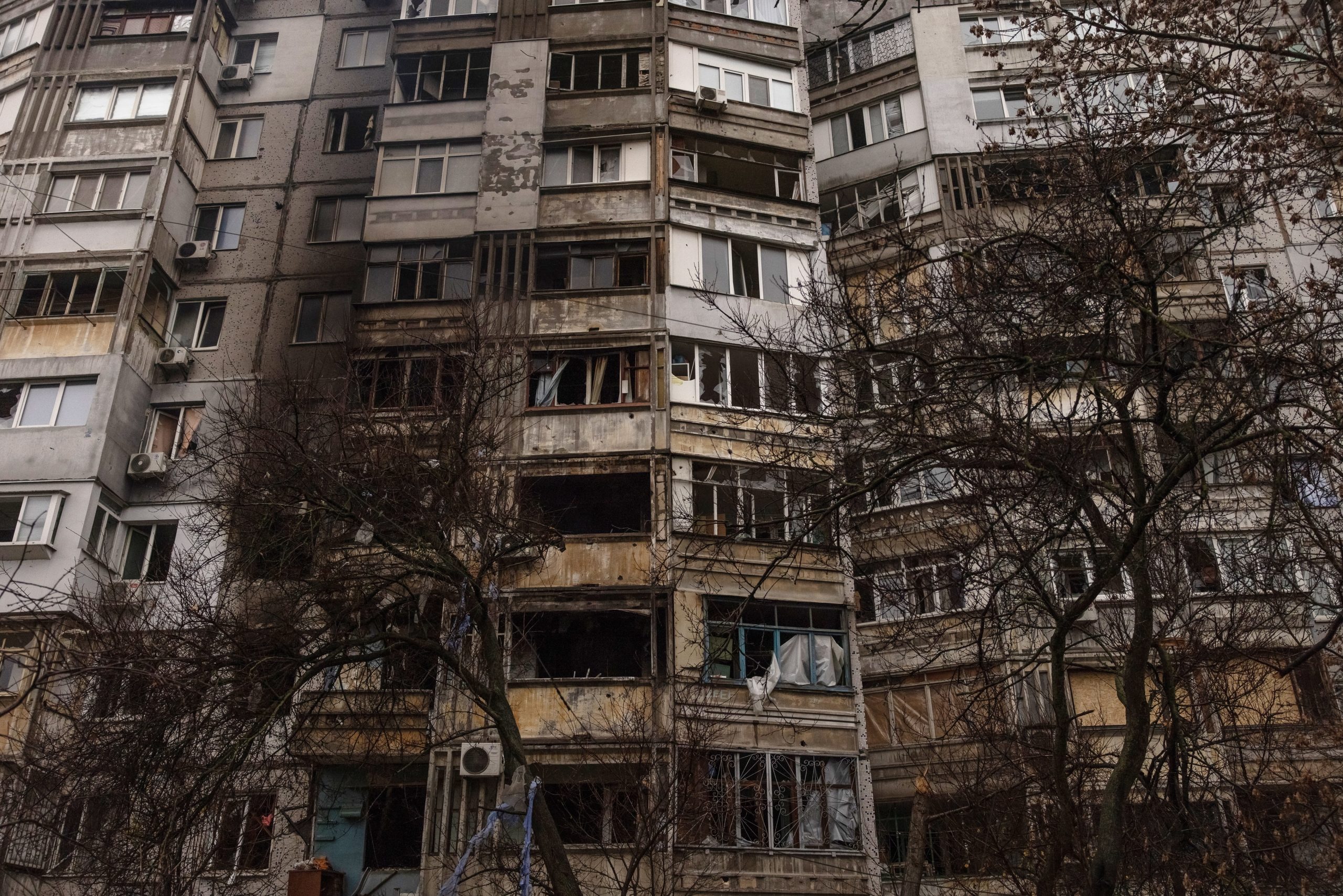Kherson alvo de novos ataques russos e “totalmente privada” de eletricidade