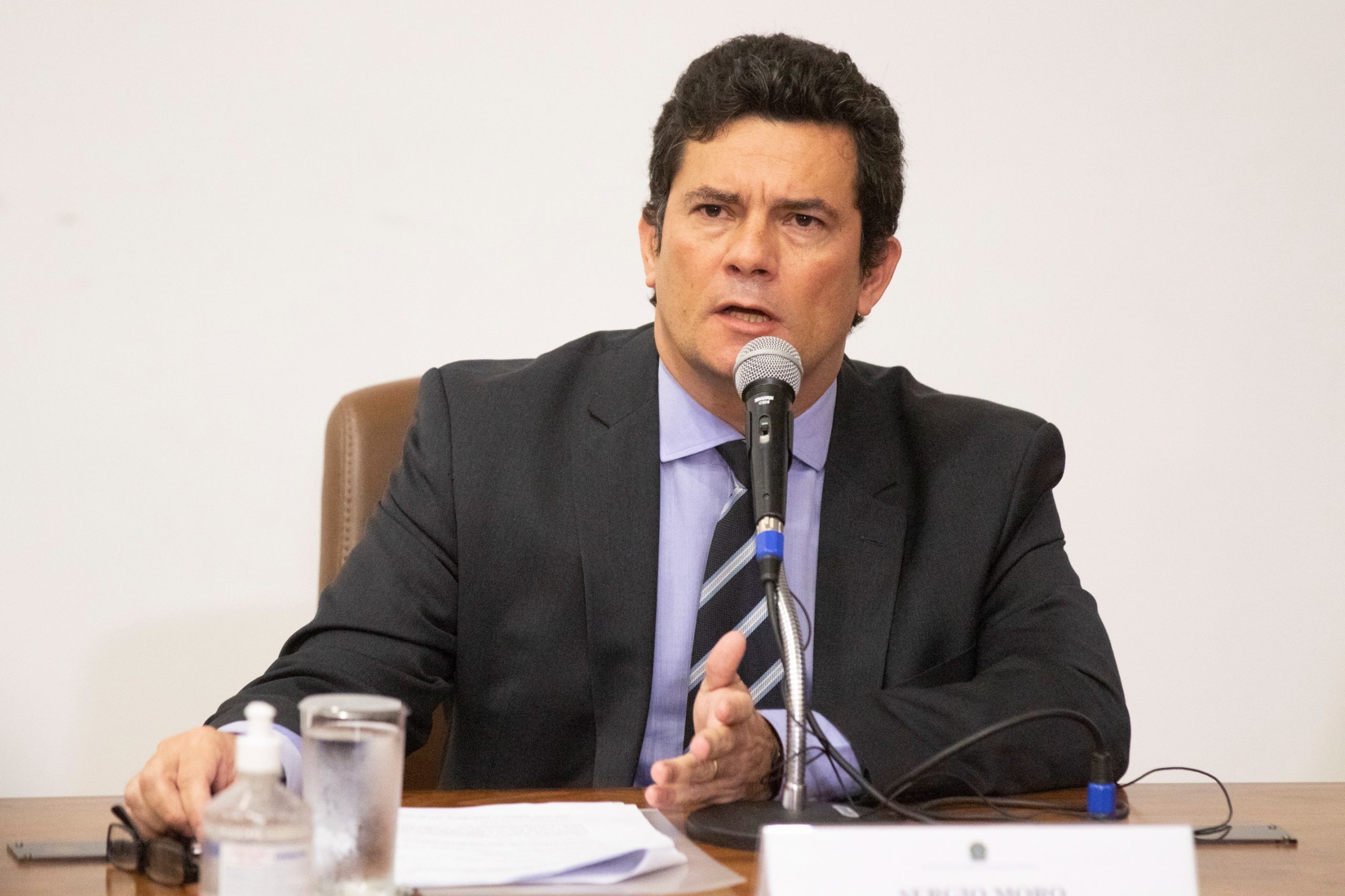 Sergio Moro diz ter sido pressionado por Bolsonaro para aumentar acesso a munições